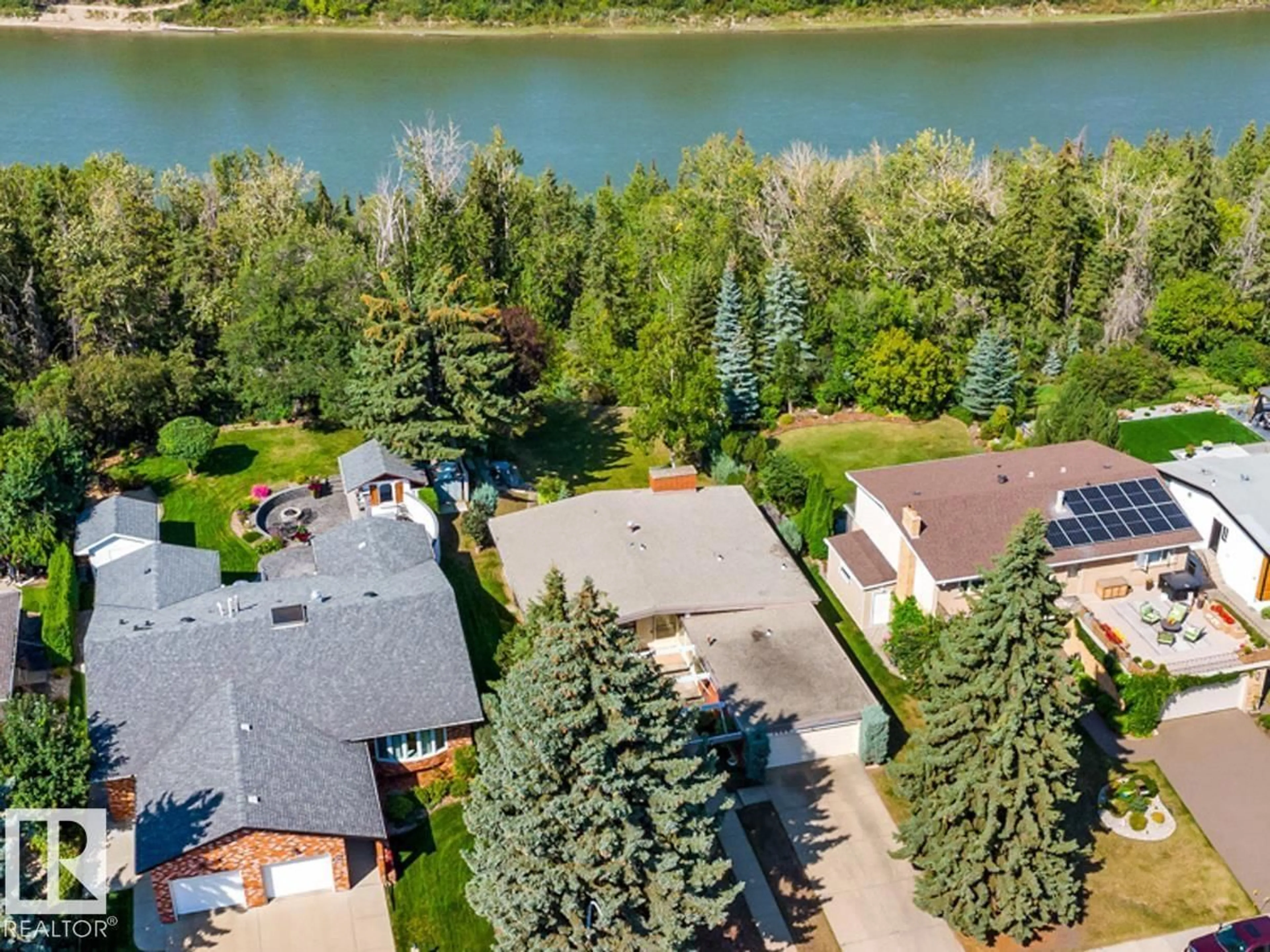 A pic from outside/outdoor area/front of a property/back of a property/a pic from drone, water/lake/river/ocean view for 7404 ROWLAND RD, Edmonton Alberta T6A3W1