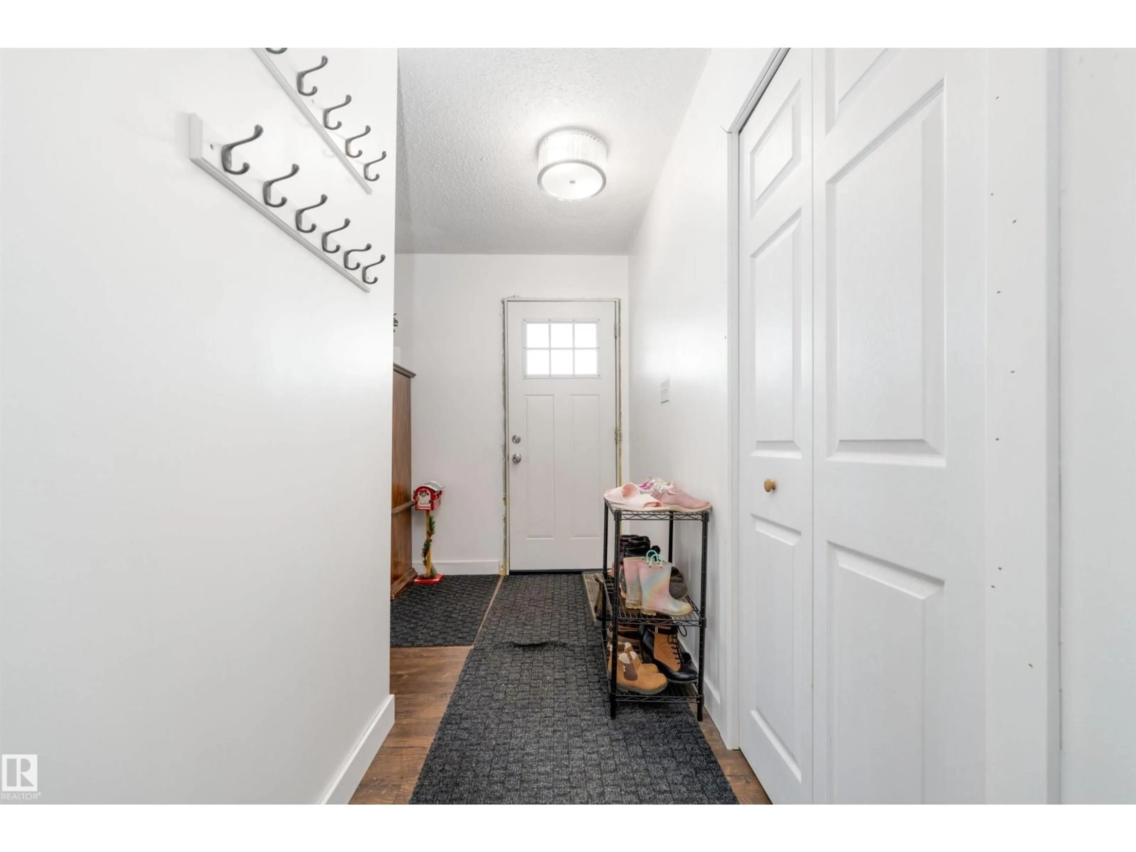 Indoor entryway for 5116 59 ST, Redwater Alberta T0A2W0