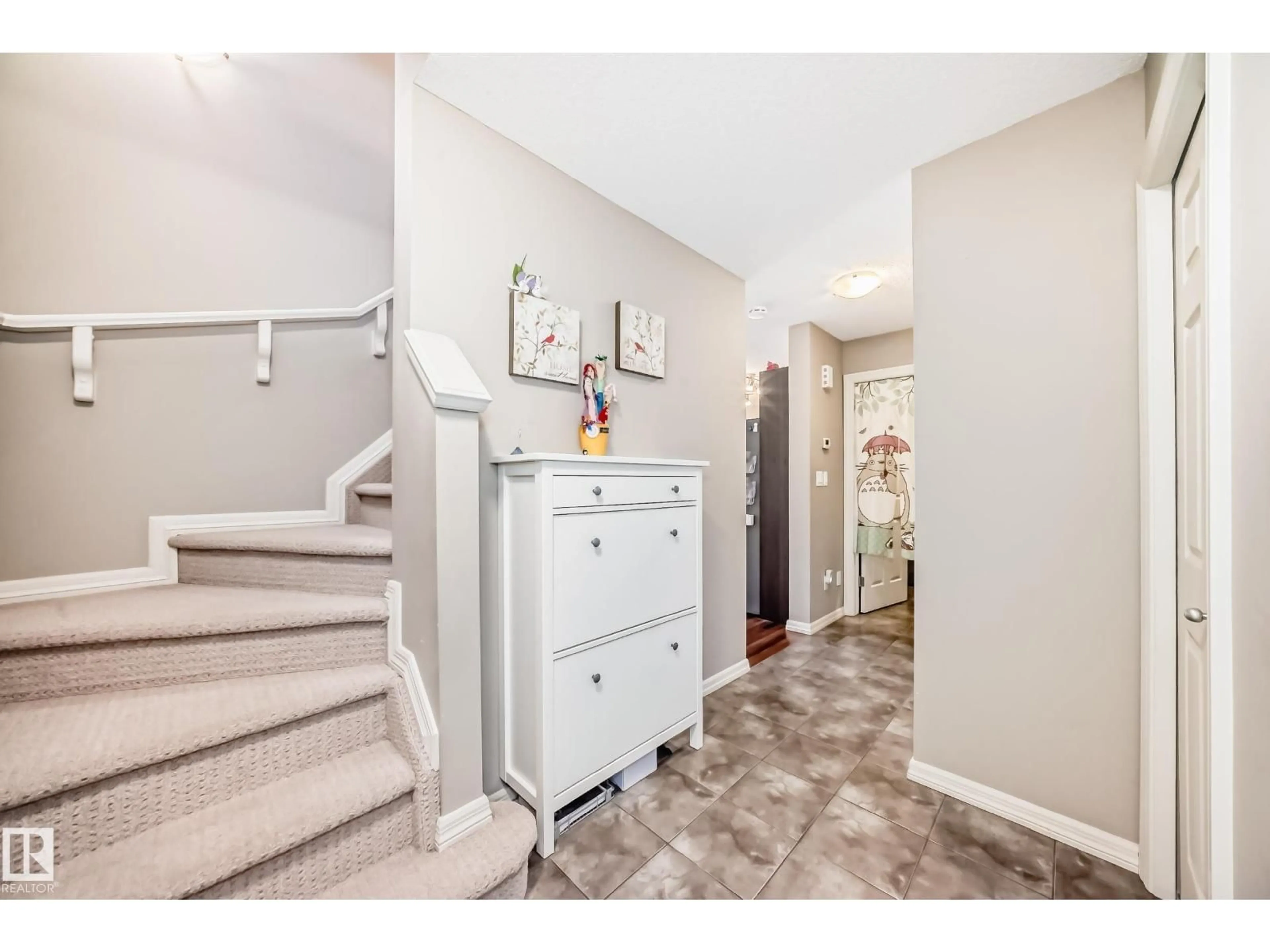 Indoor entryway for 4908 213 ST, Edmonton Alberta T6M0G6