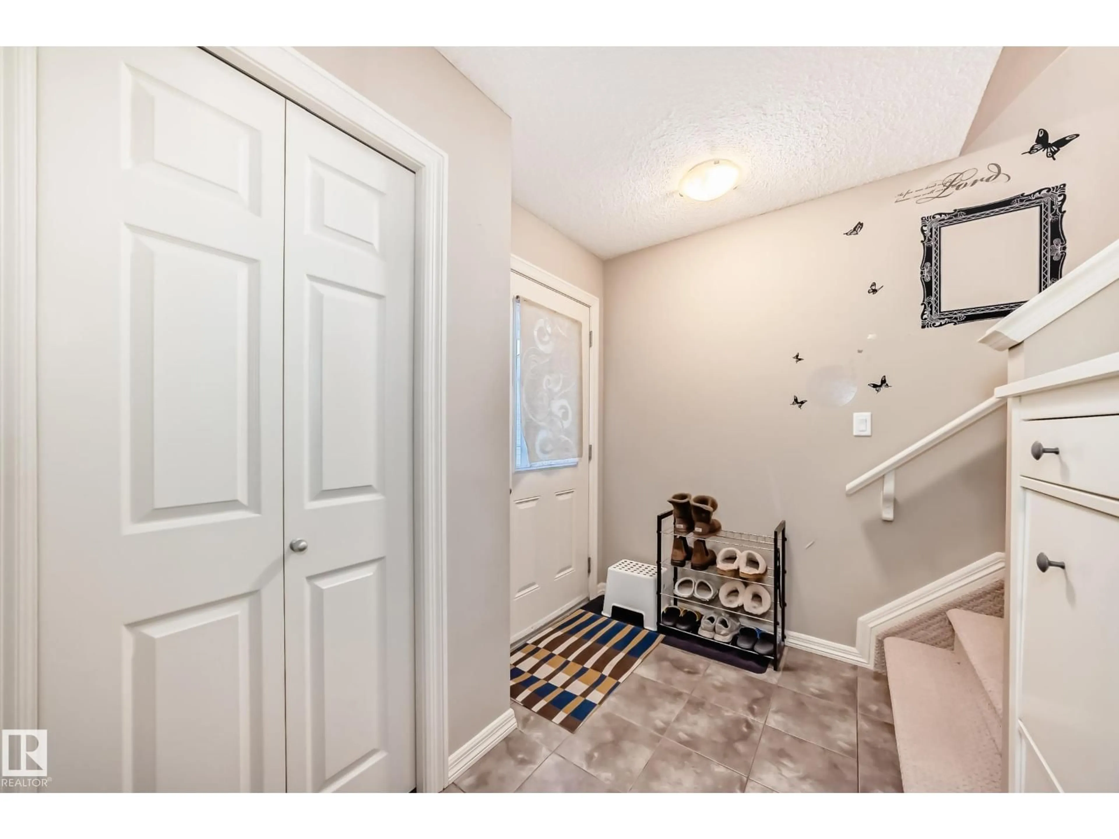 Indoor entryway for 4908 213 ST, Edmonton Alberta T6M0G6