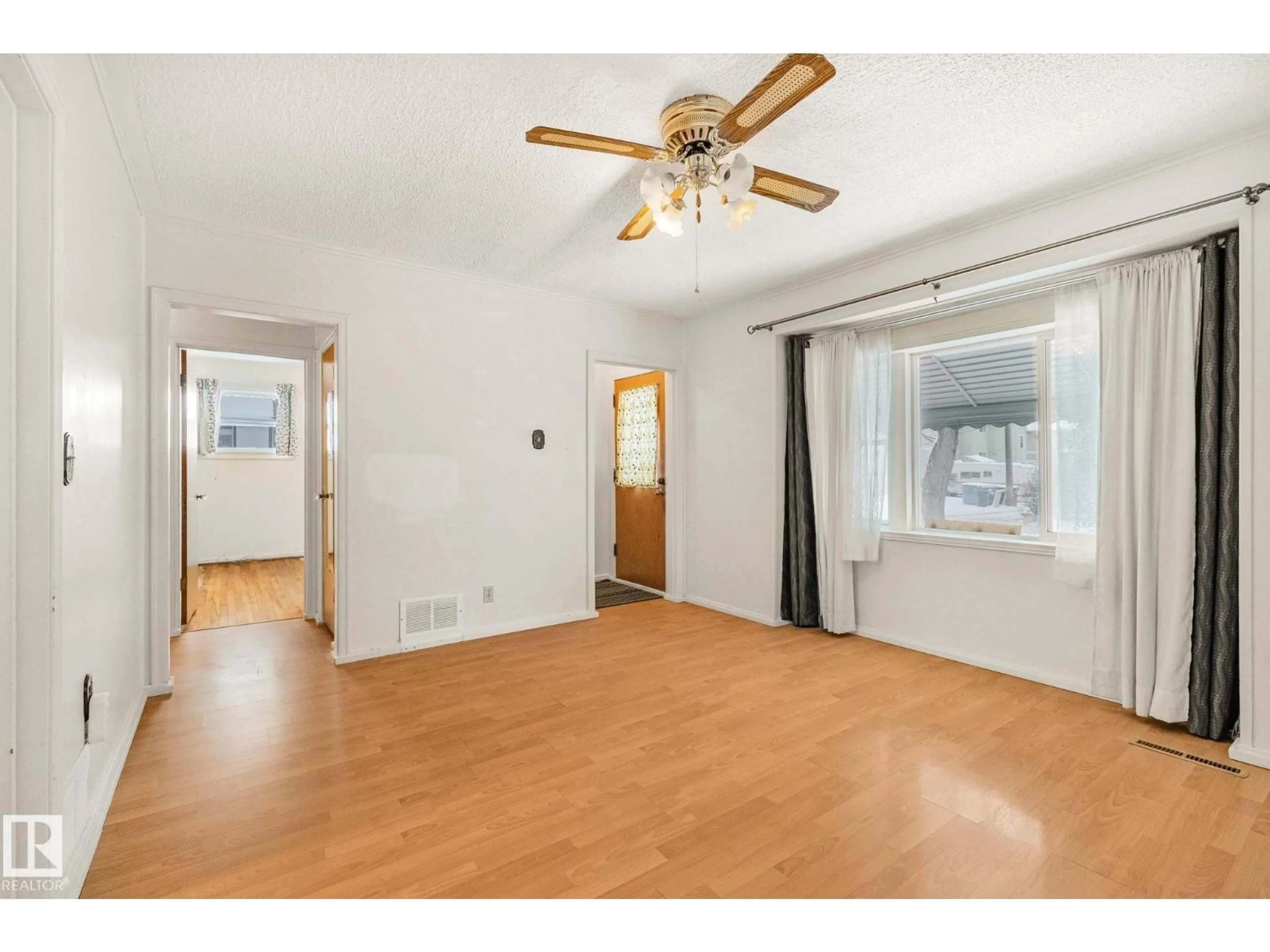 A pic of a room for 11819 59 ST, Edmonton Alberta T5W3X8