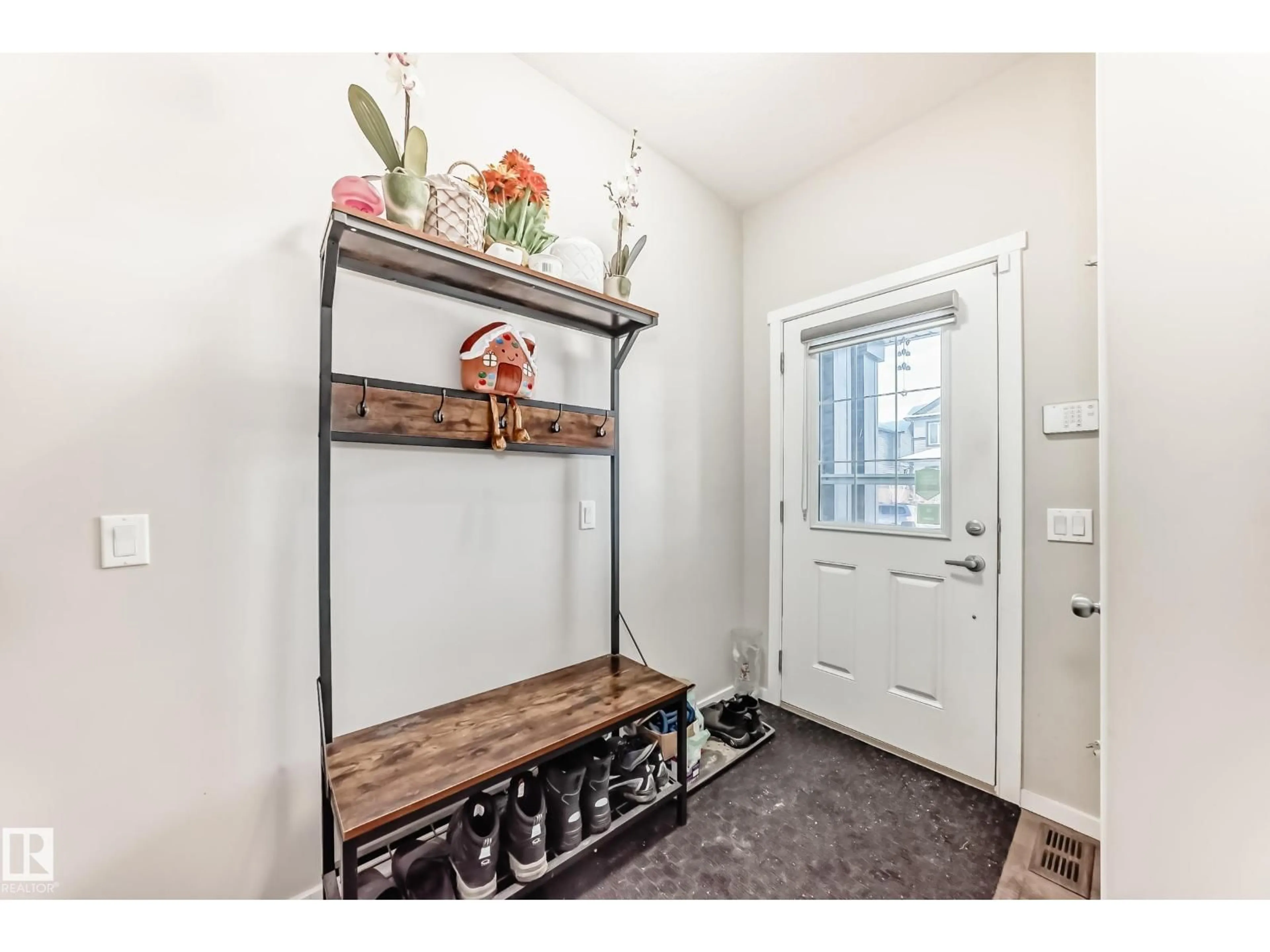 Indoor entryway for 671 LEWIS GREEN DR, Edmonton Alberta T5T4V9