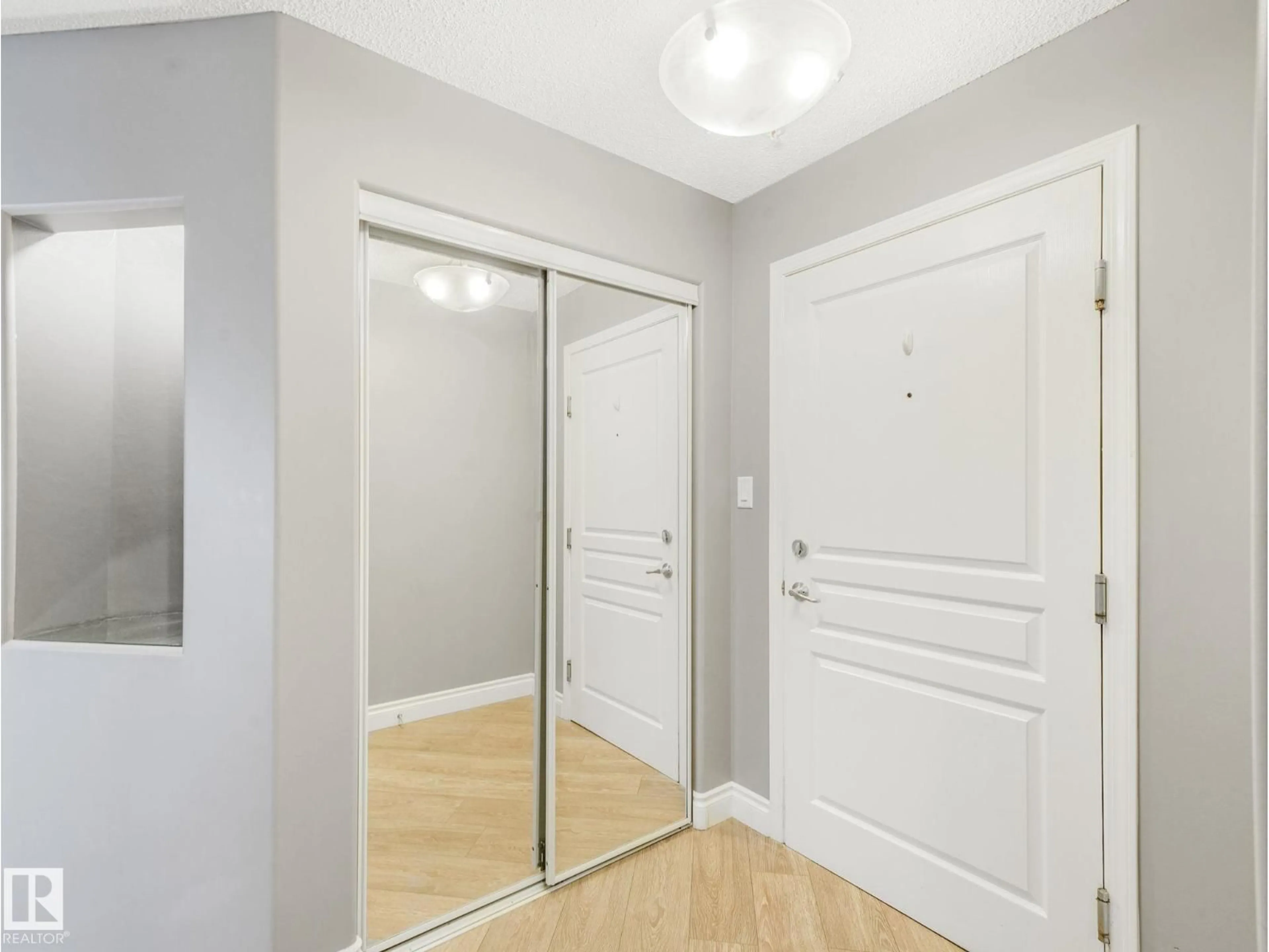 Indoor entryway for 332 16035 132 ST NW, Edmonton Alberta T6V0B4
