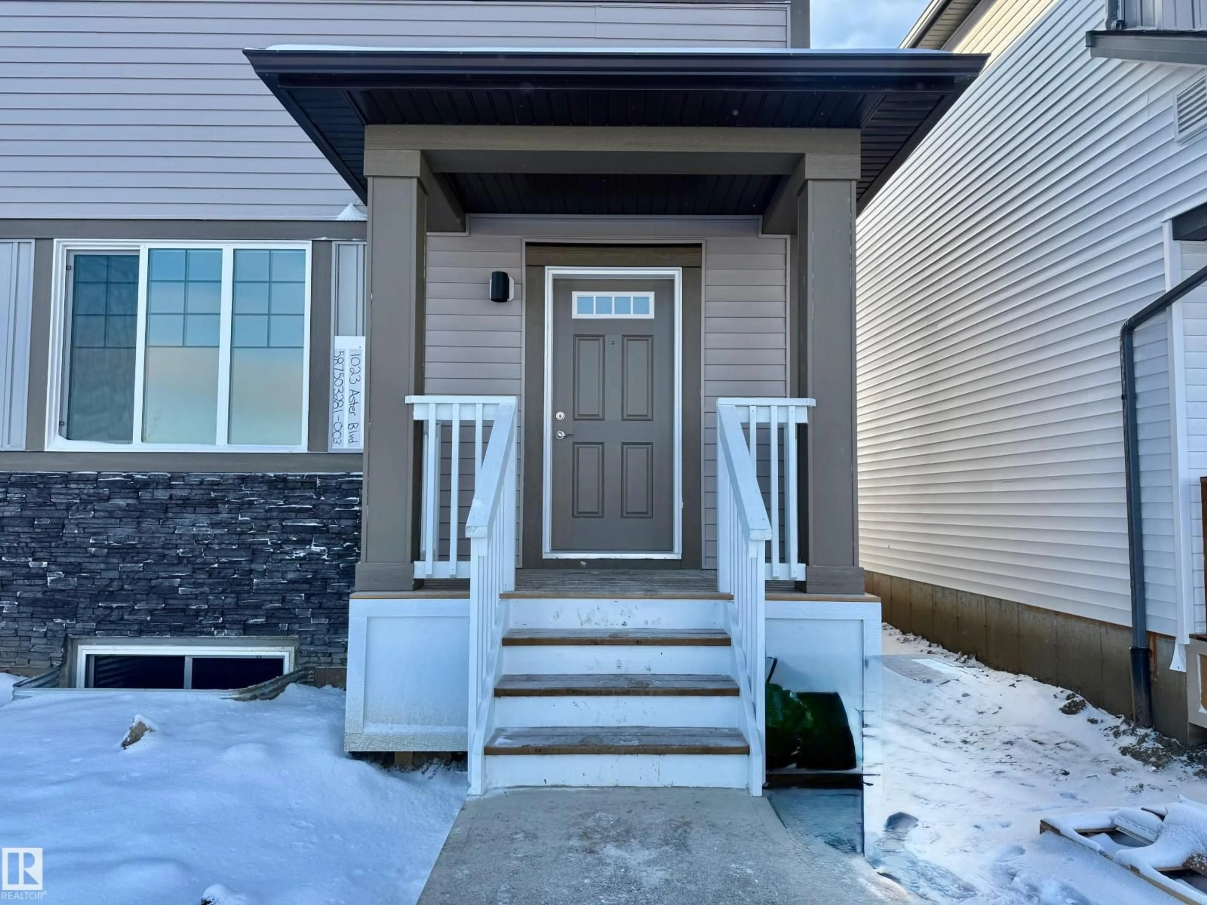 Indoor entryway for 1023 ASTER BV, Edmonton Alberta T6T2W7