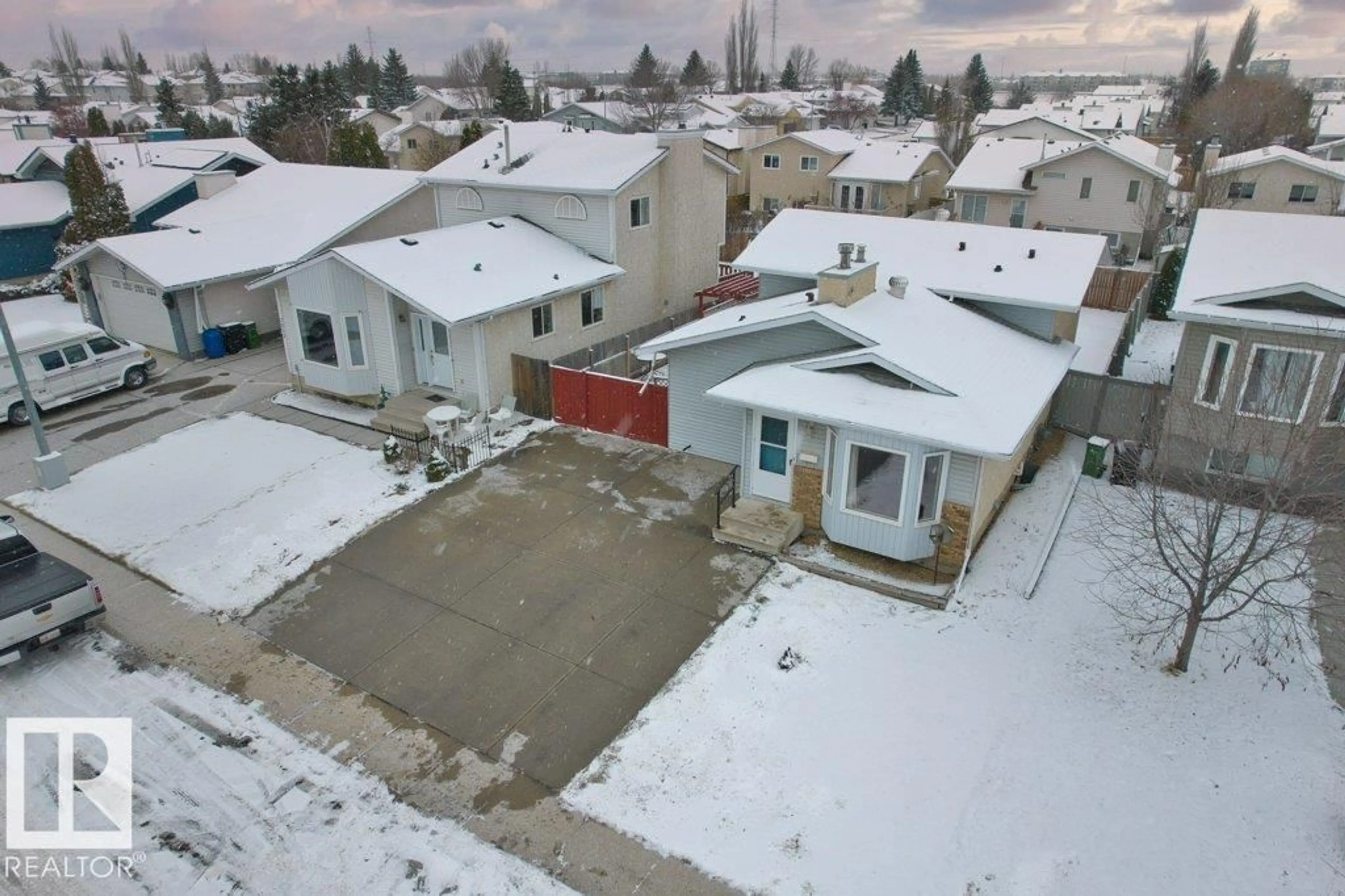A pic from outside/outdoor area/front of a property/back of a property/a pic from drone, street for 7036 190 ST NW, Edmonton Alberta T5T5E4