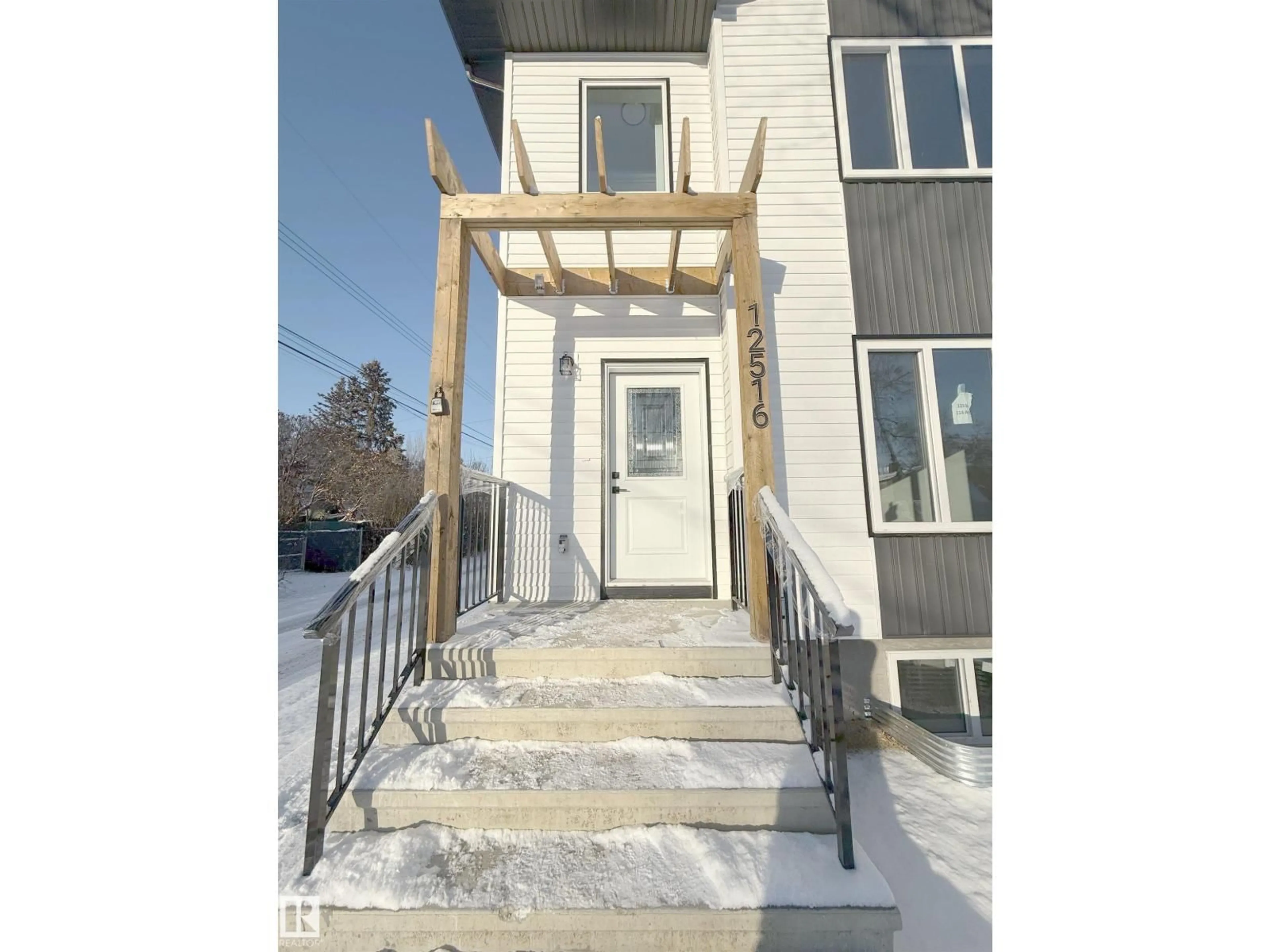 Stairs for 16 - 12514 114 AV, Edmonton Alberta T5M2X6