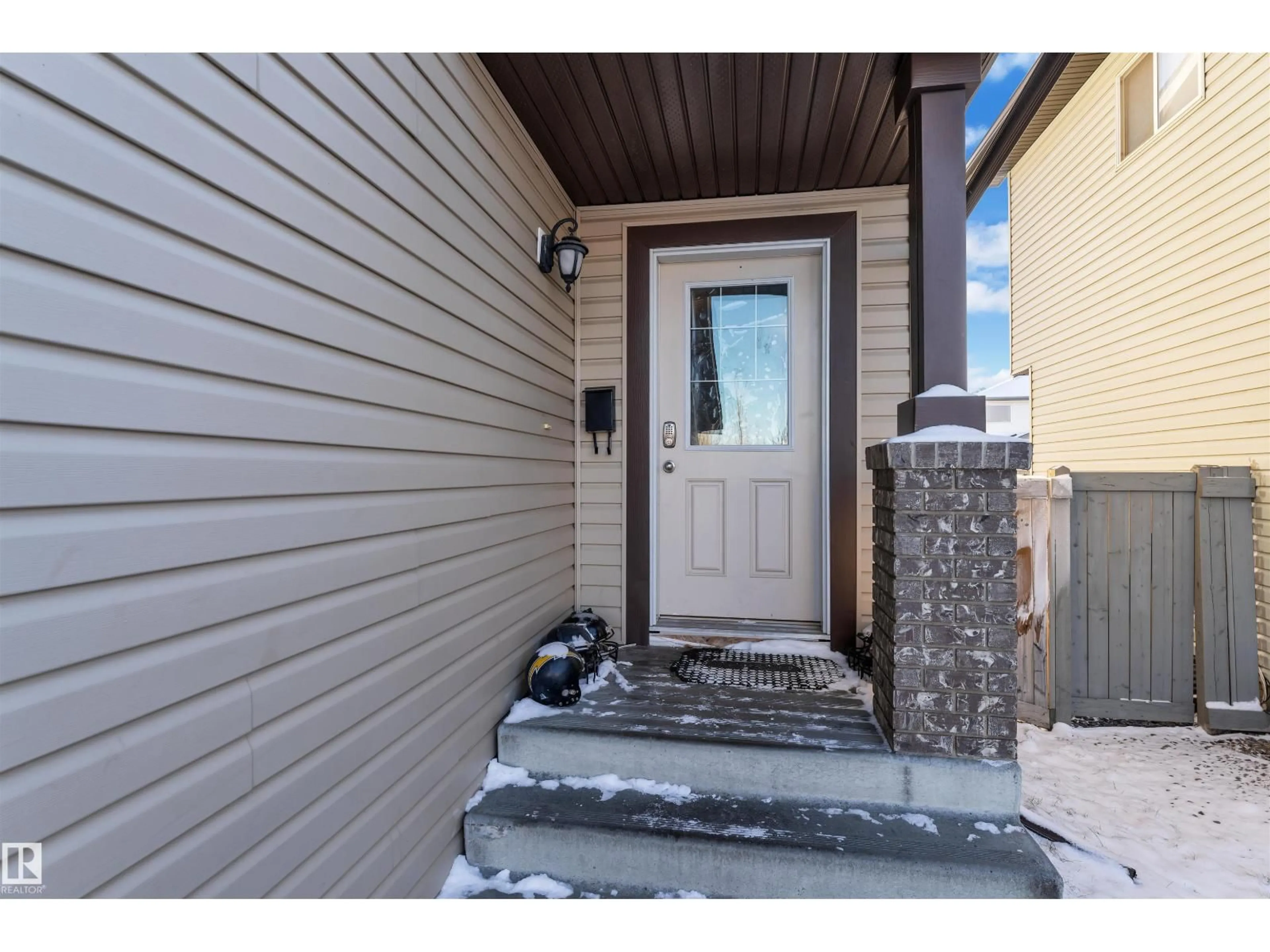 Indoor entryway for 3015 26 AVE, Edmonton Alberta T6T0H6
