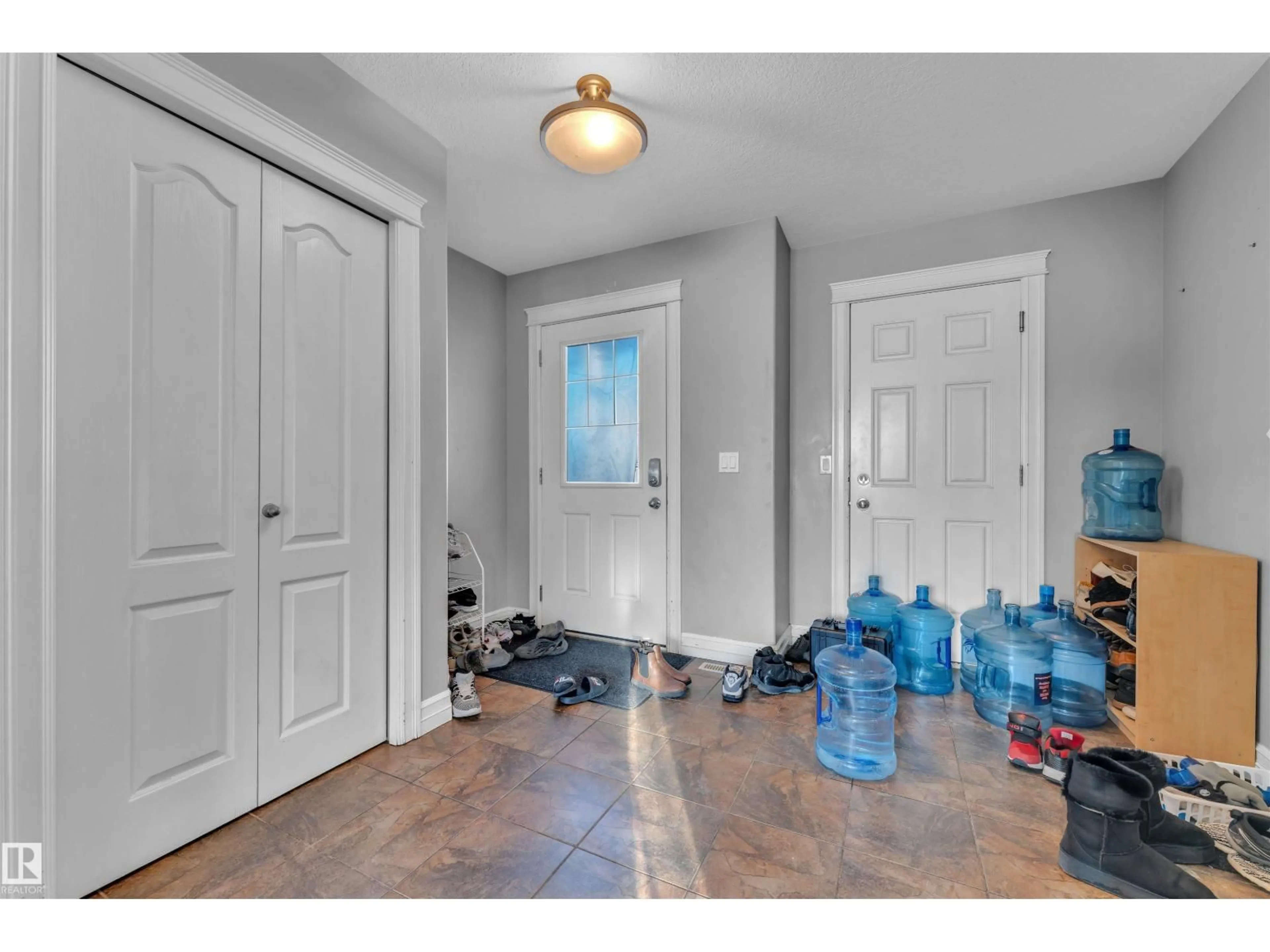 Indoor entryway for 3015 26 AVE, Edmonton Alberta T6T0H6