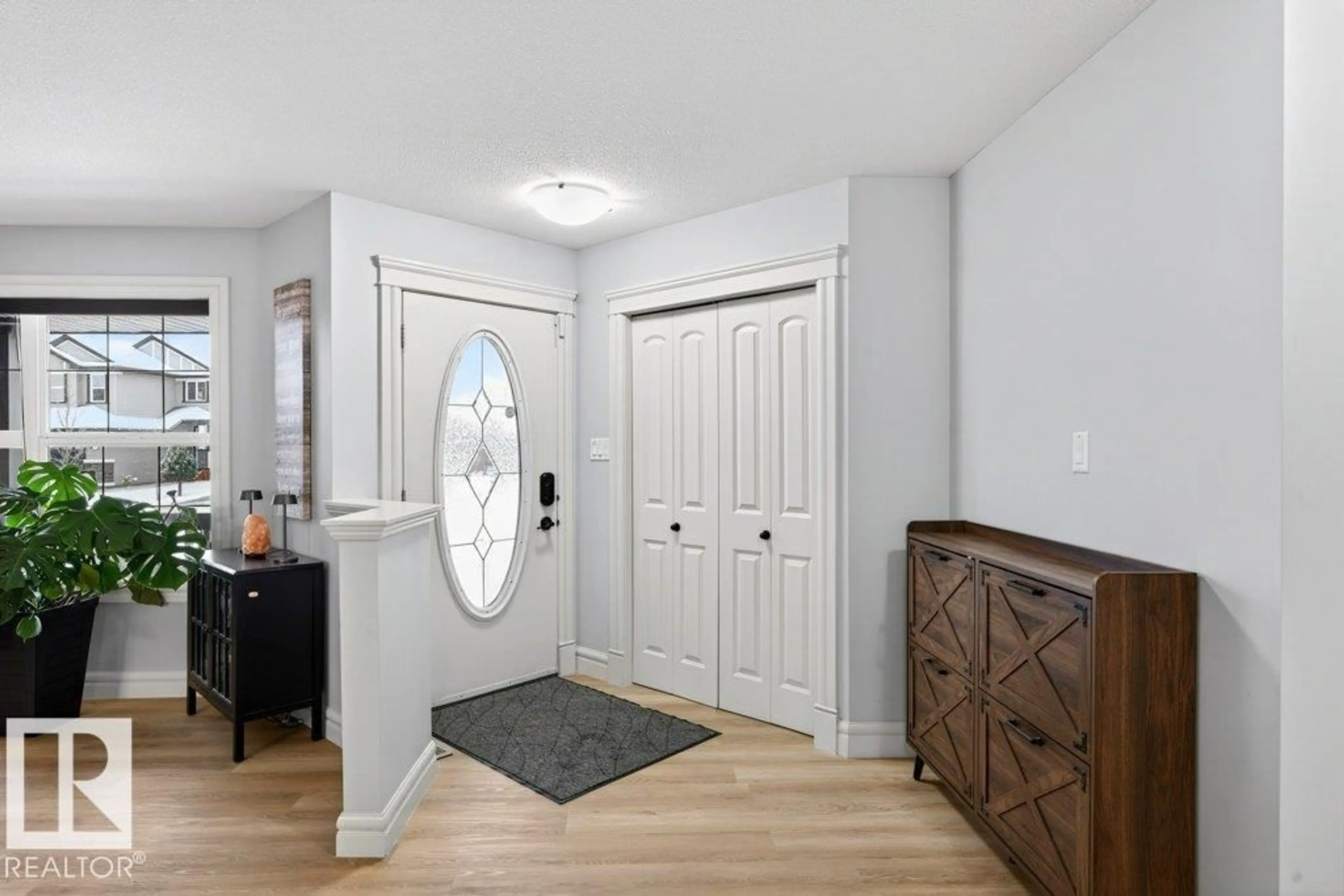 Indoor entryway for 24 HICKORY TR, Spruce Grove Alberta T7X0A6