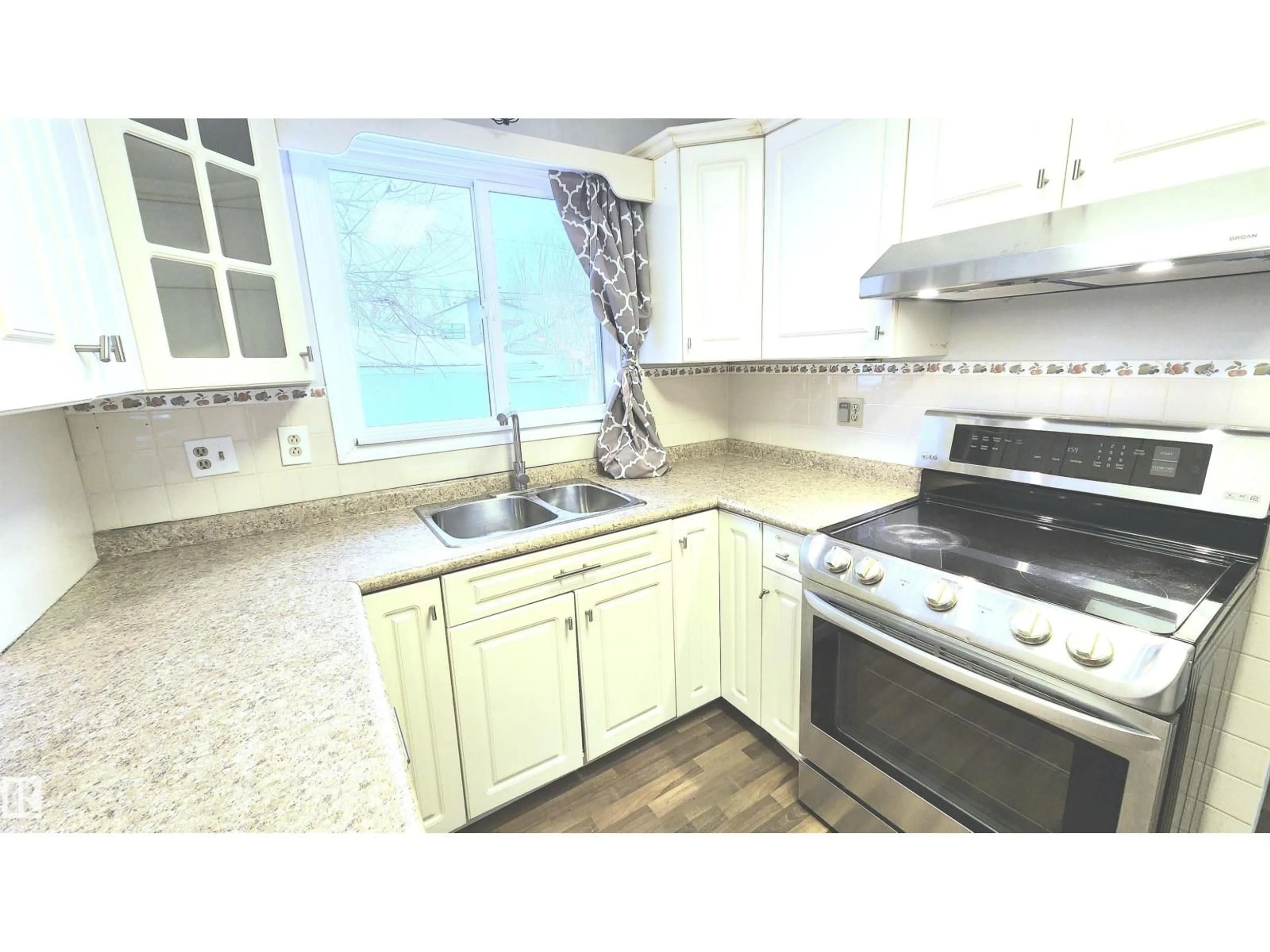 Standard kitchen, unknown for 11447 127 ST, Edmonton Alberta T5M0V2