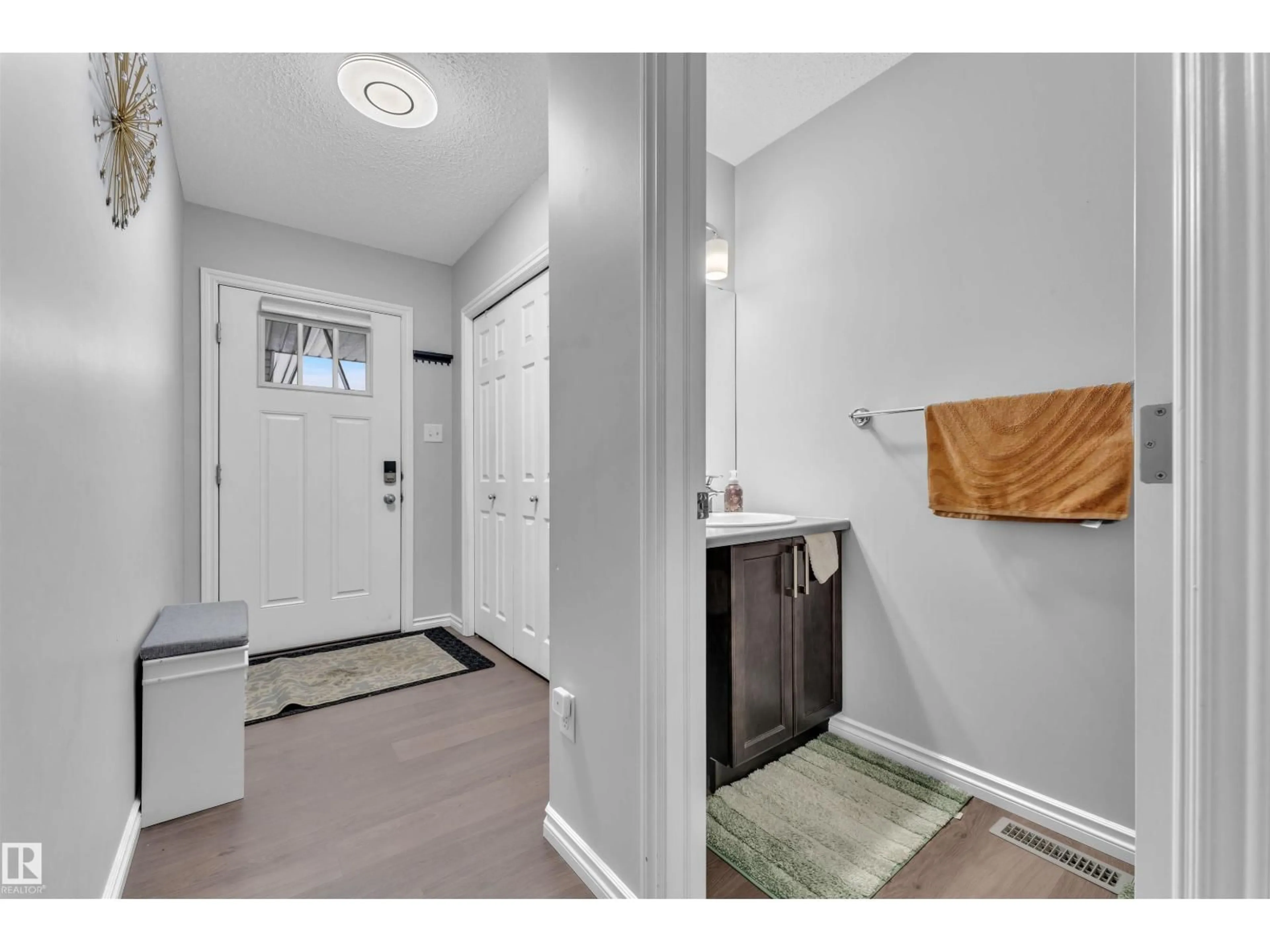 Indoor entryway for 465 EBBERS WY, Edmonton Alberta T5Y3T7