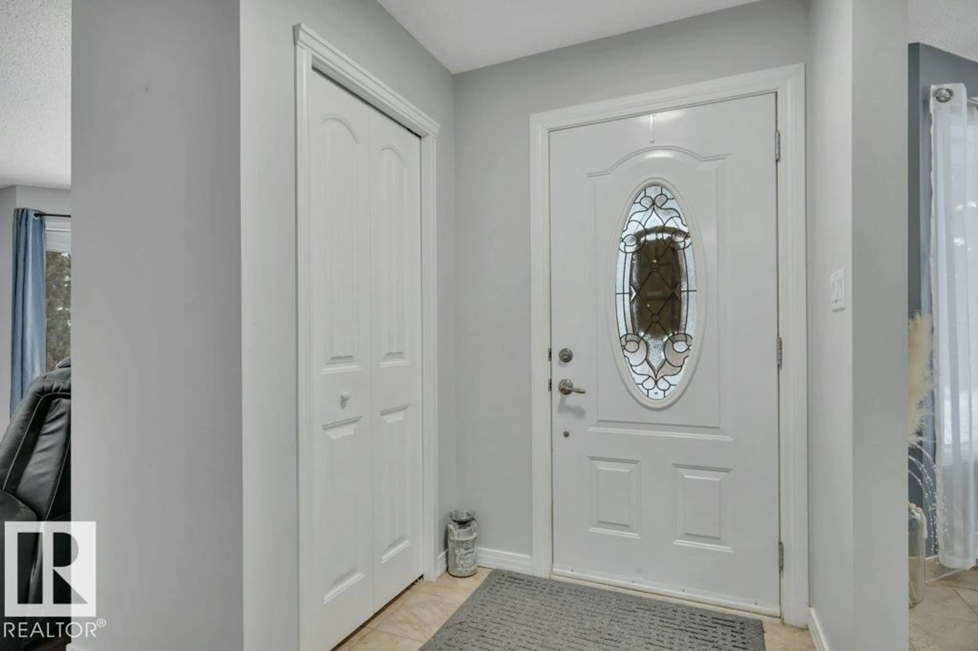 Indoor entryway for 4205 39 AV, Leduc Alberta T9E4W7