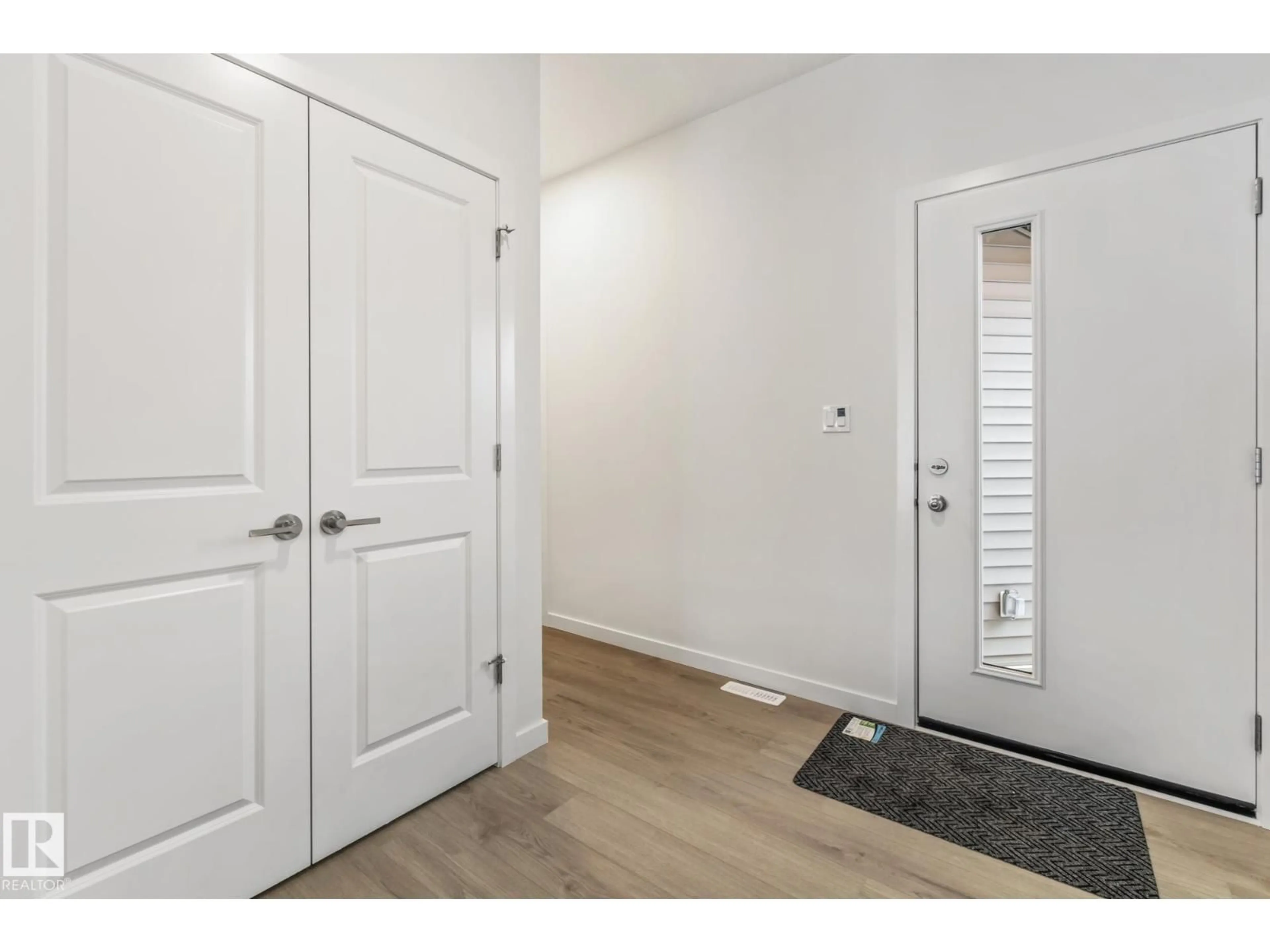 Indoor entryway for 18109 74 ST, Edmonton Alberta T5Z0X7