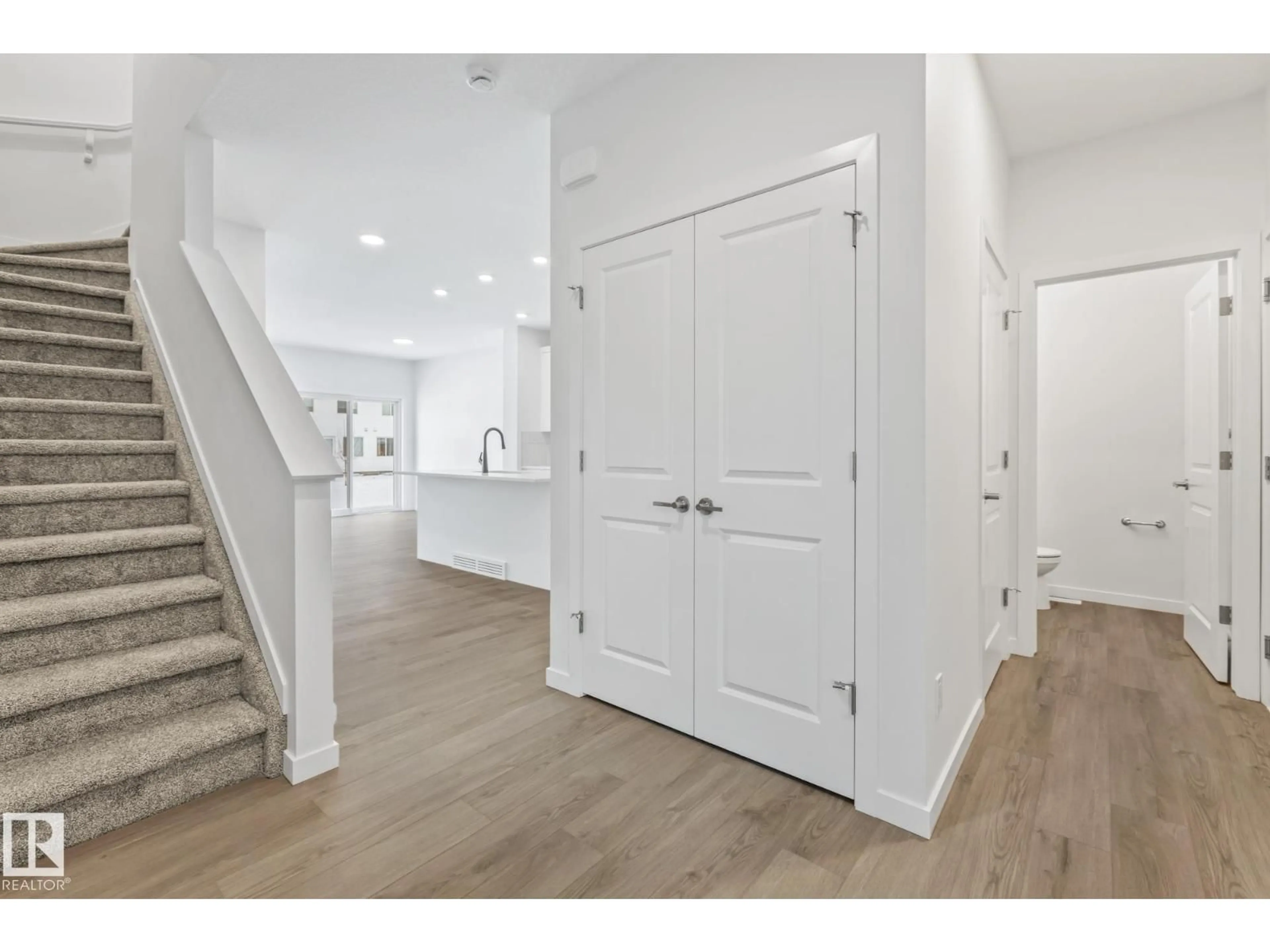 Indoor entryway for 18109 74 ST, Edmonton Alberta T5Z0X7