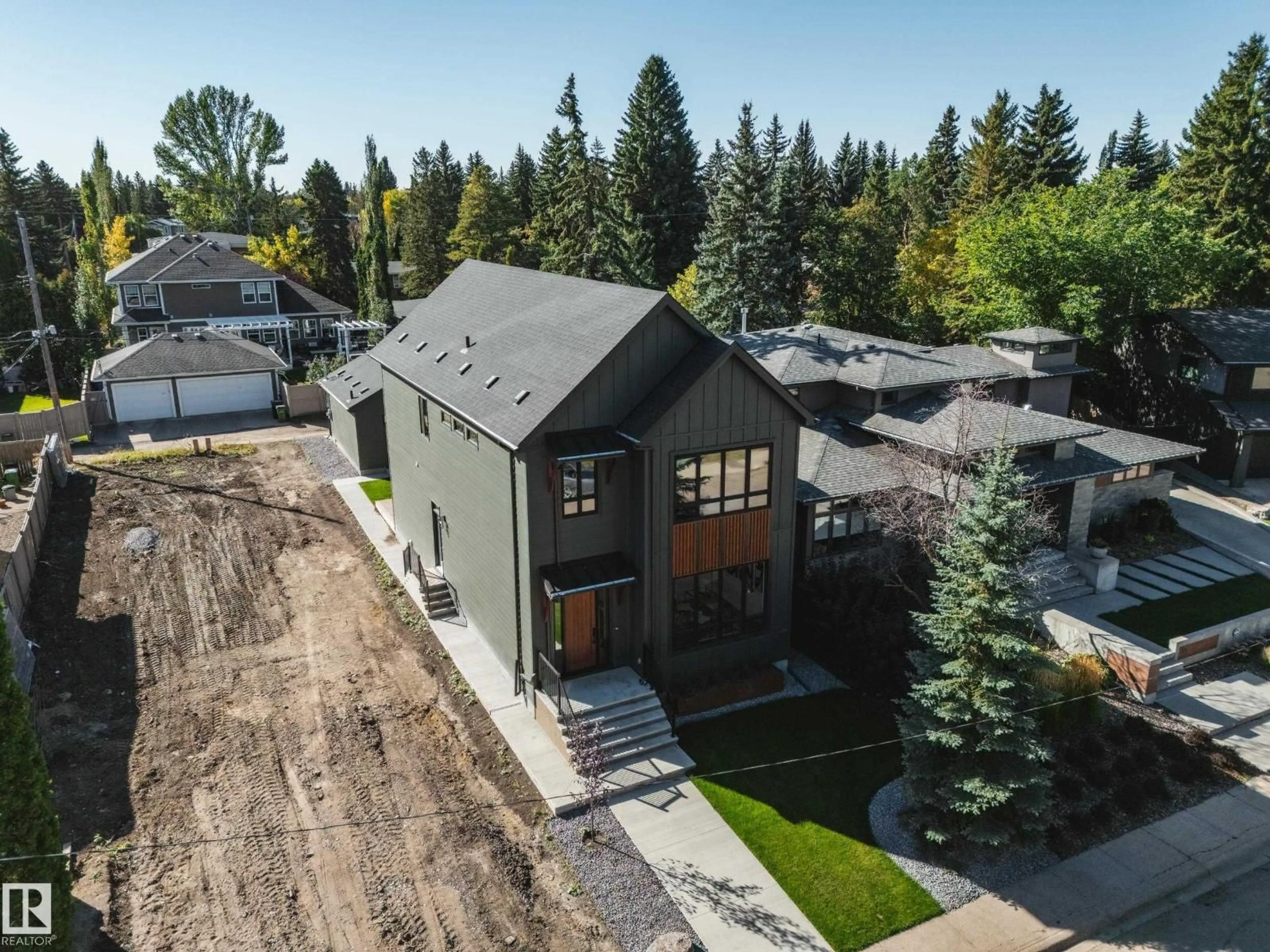 A pic from outside/outdoor area/front of a property/back of a property/a pic from drone, street for 40A VALLEYVIEW CR, Edmonton Alberta T5R5S6