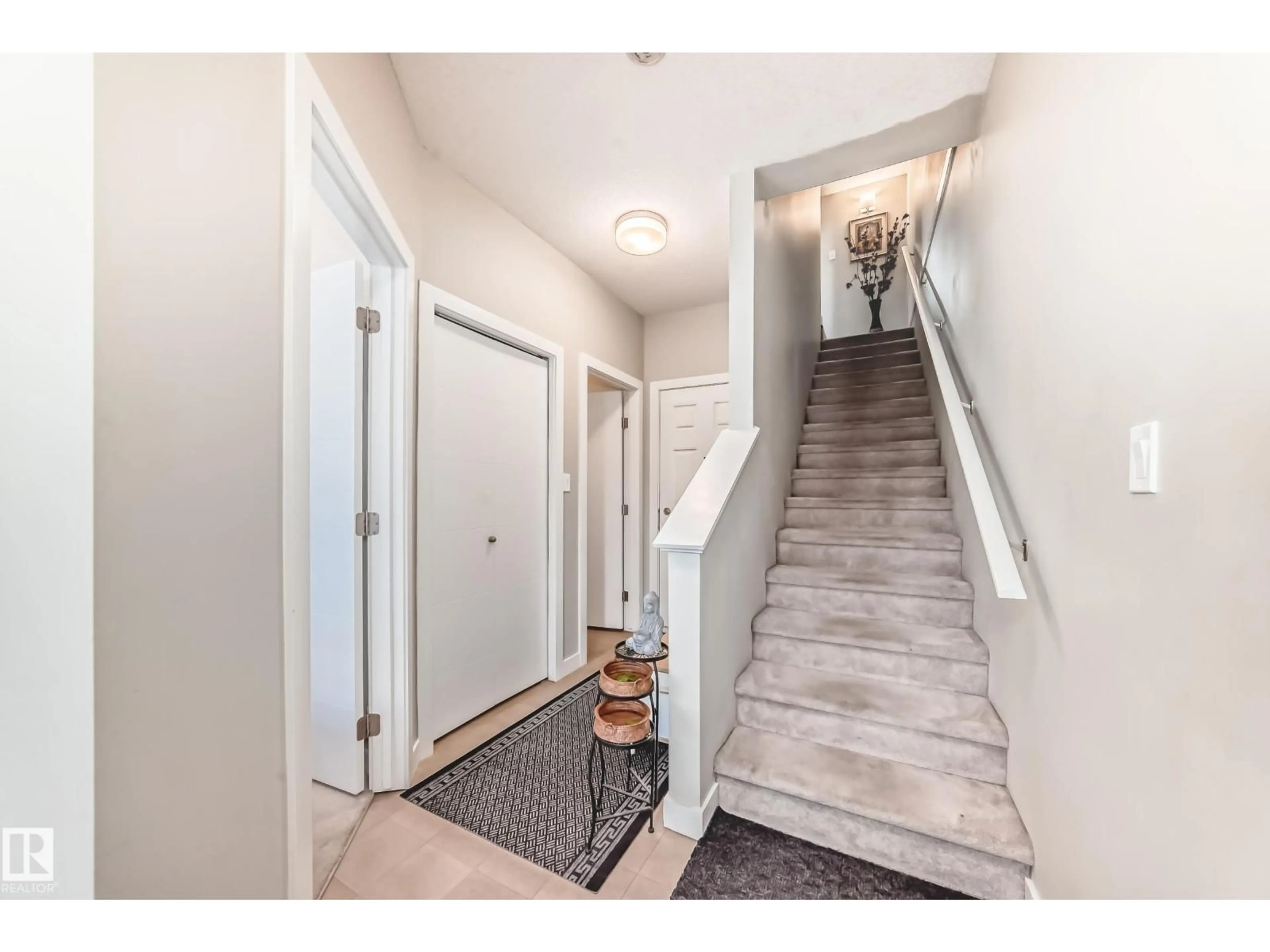 Indoor entryway for 11 - 2560 PEGASUS BV, Edmonton Alberta T5E6V4