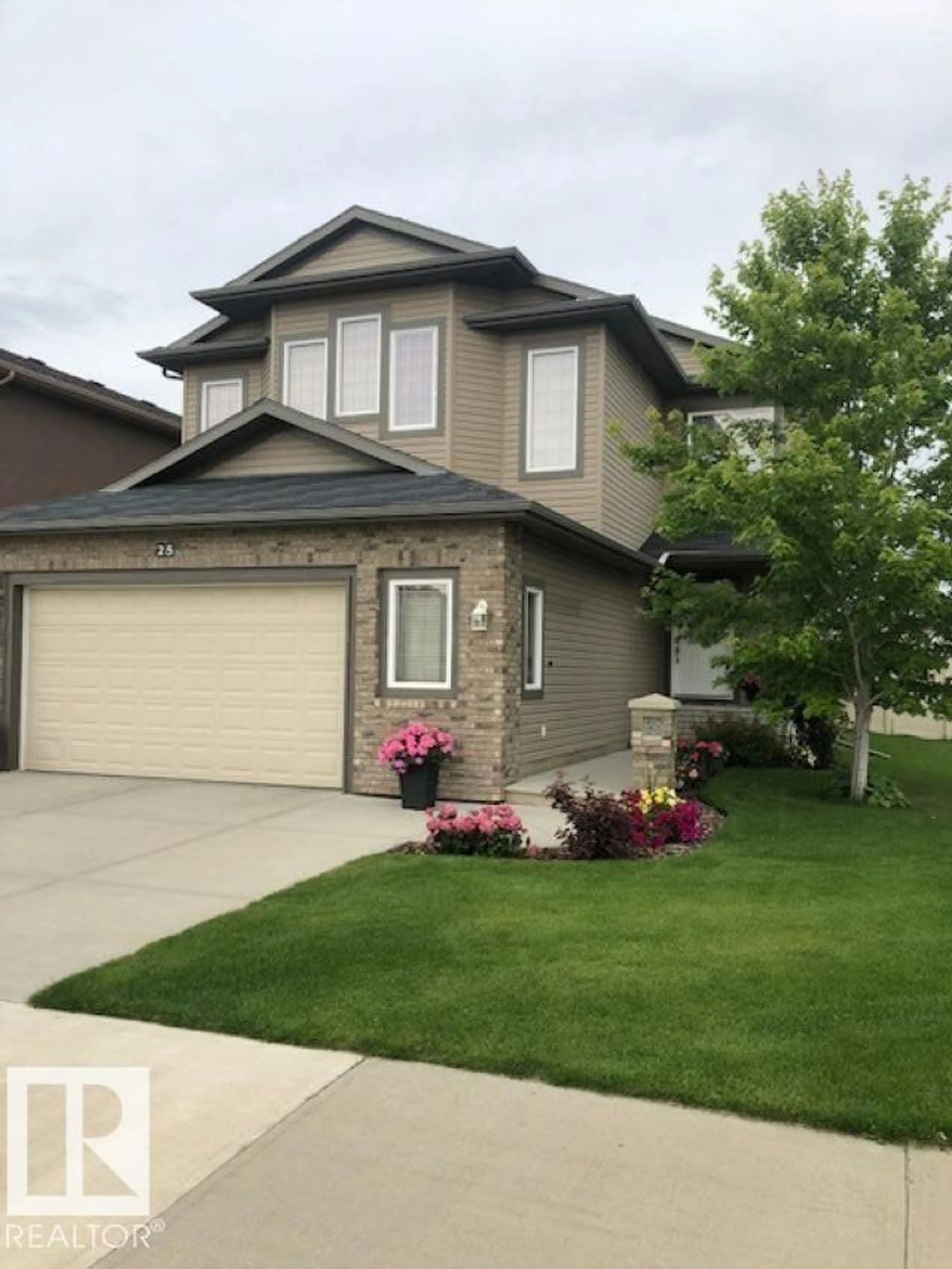Home with vinyl exterior material, street for 25 WOODBRIDGE LI, Fort Saskatchewan Alberta T8L0C9