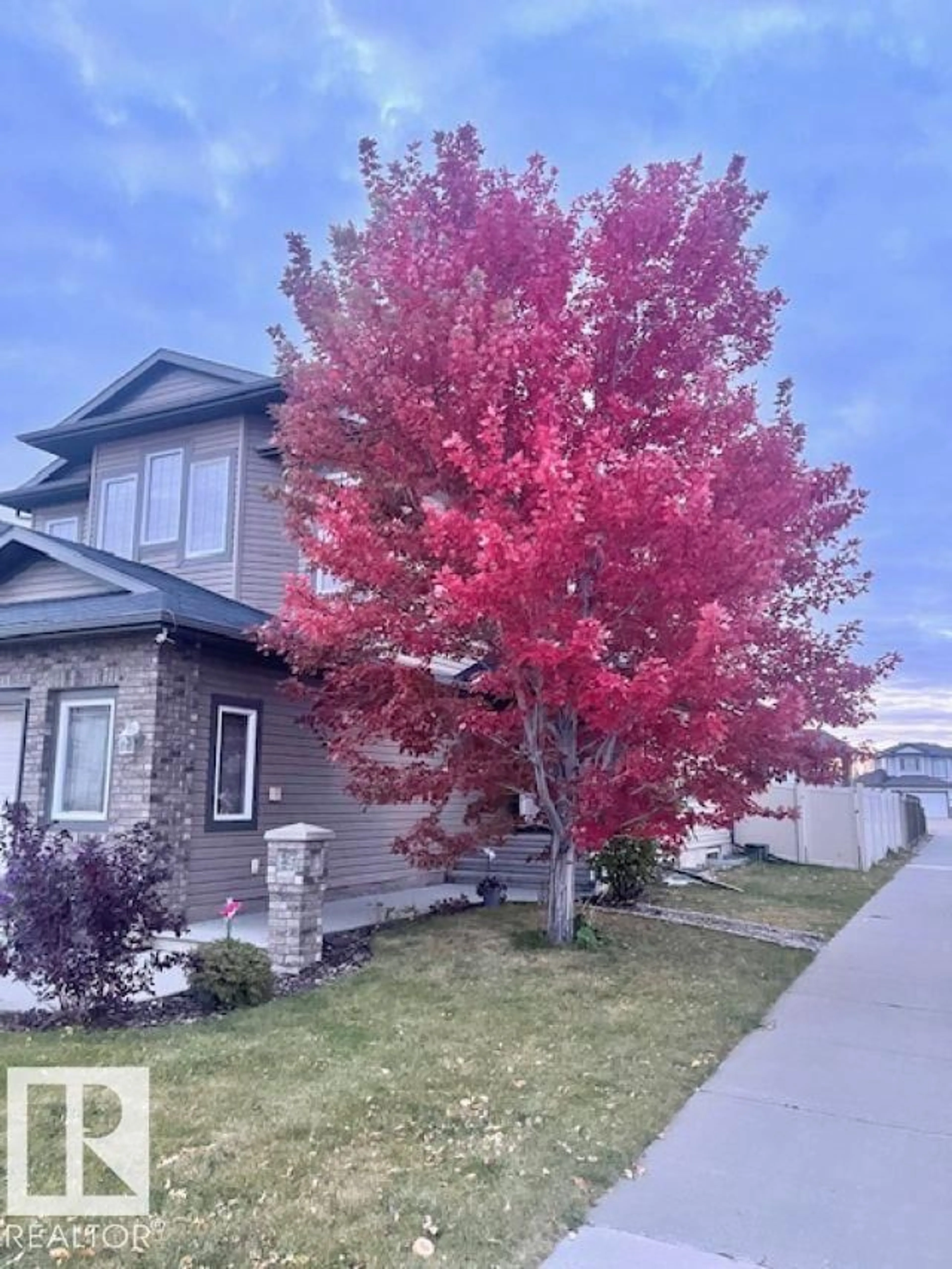 Home with vinyl exterior material, street for 25 WOODBRIDGE LI, Fort Saskatchewan Alberta T8L0C9