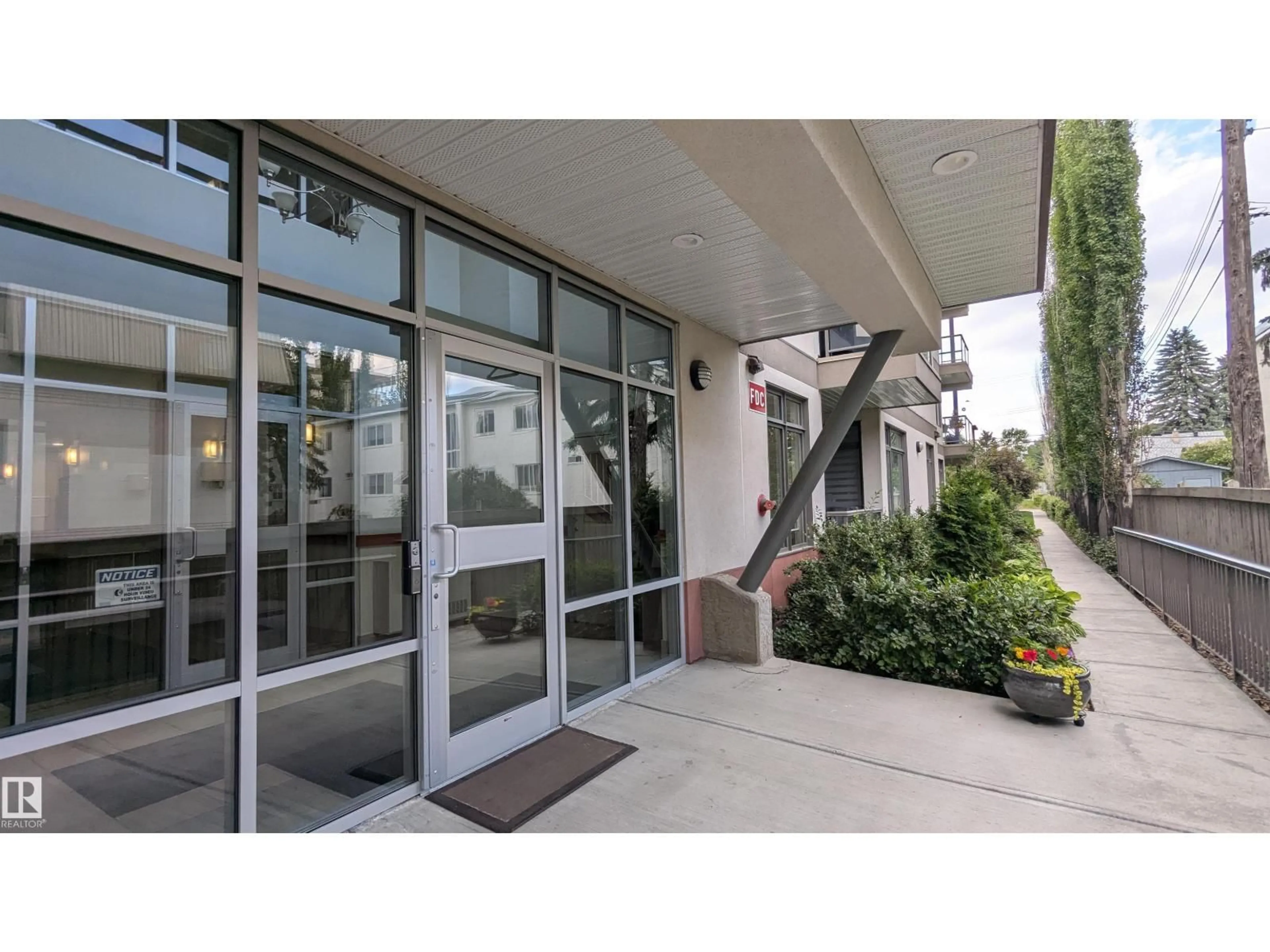 Indoor foyer for #203 - 11140 68 AV, Edmonton Alberta T6H2C2