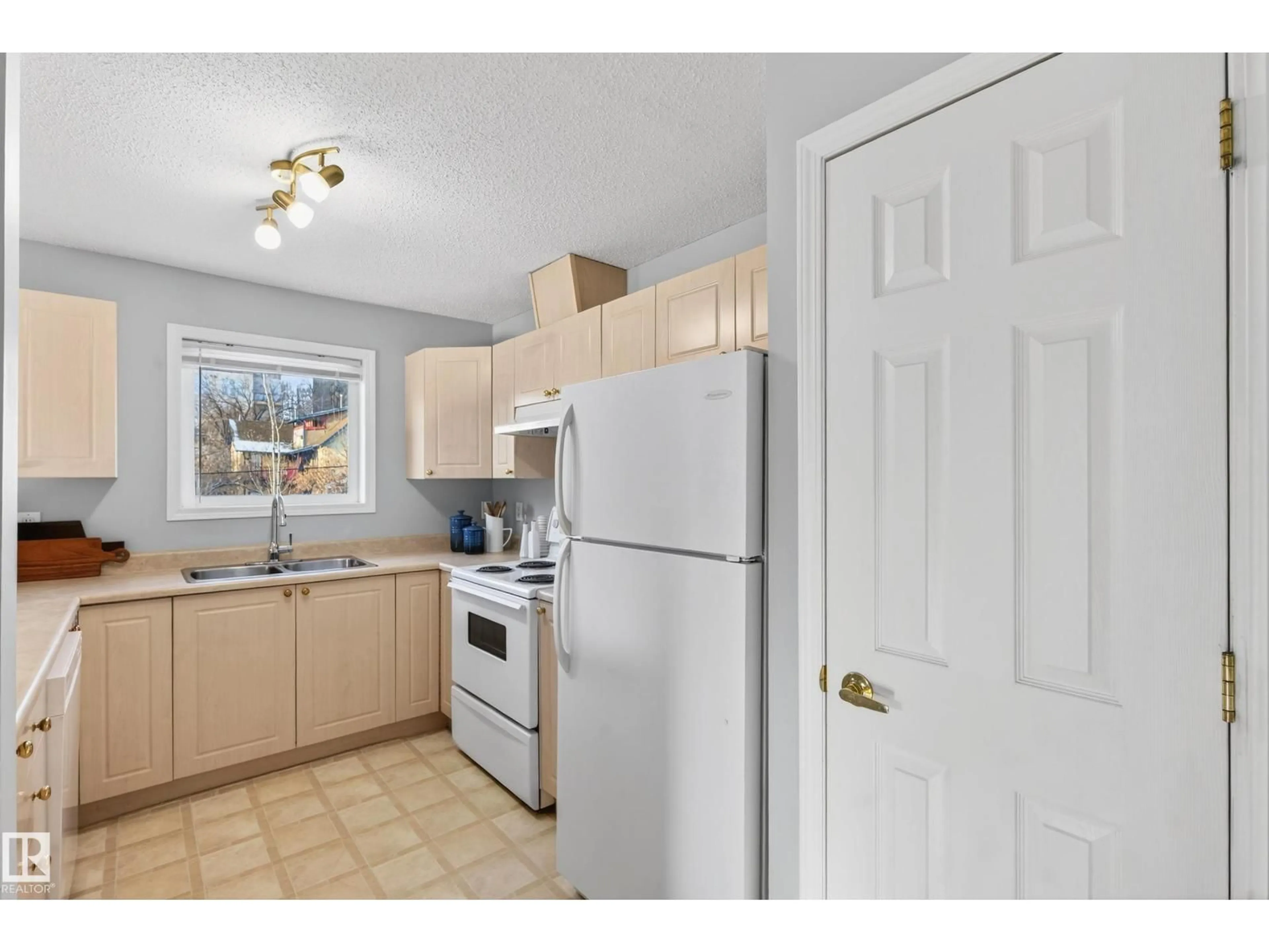 Standard kitchen, unknown for 418 10403 98 AV NW, Edmonton Alberta T5K2Y5