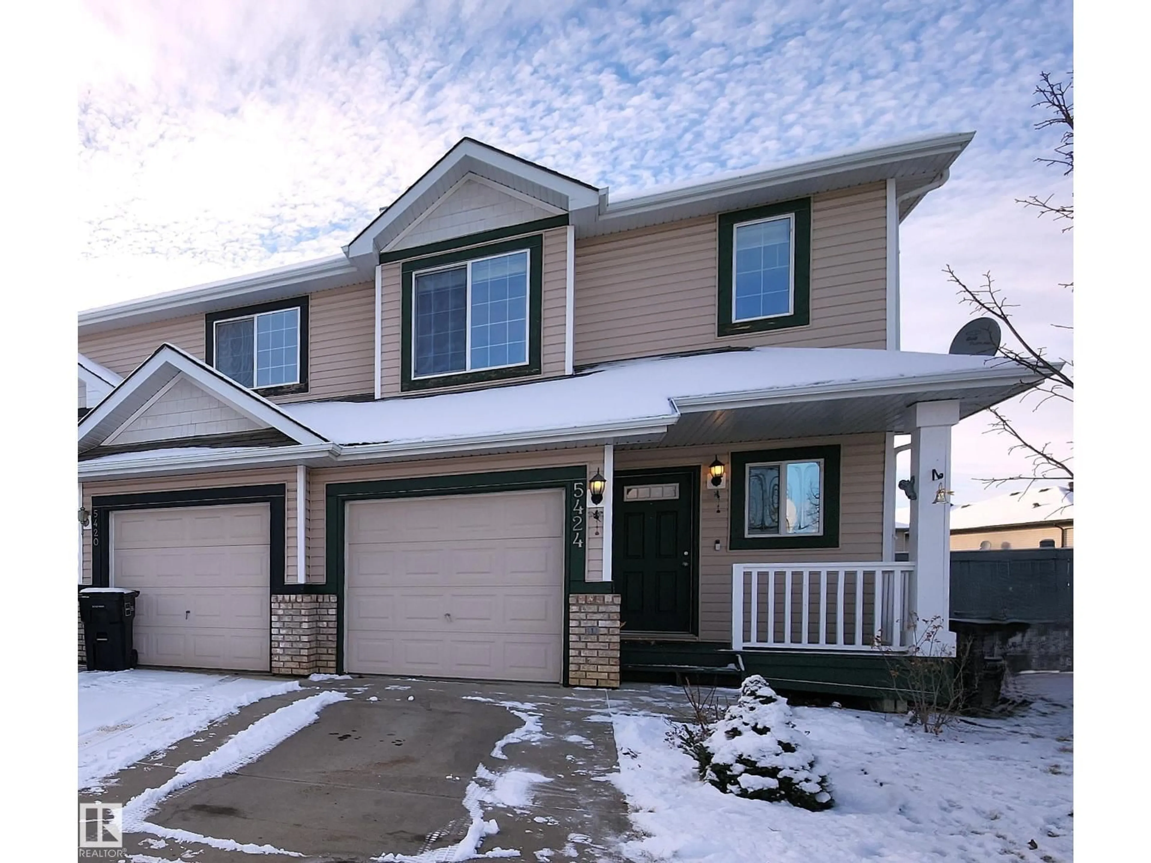 Home with vinyl exterior material, street for NW - 5424 204 ST, Edmonton Alberta T6M2Z1