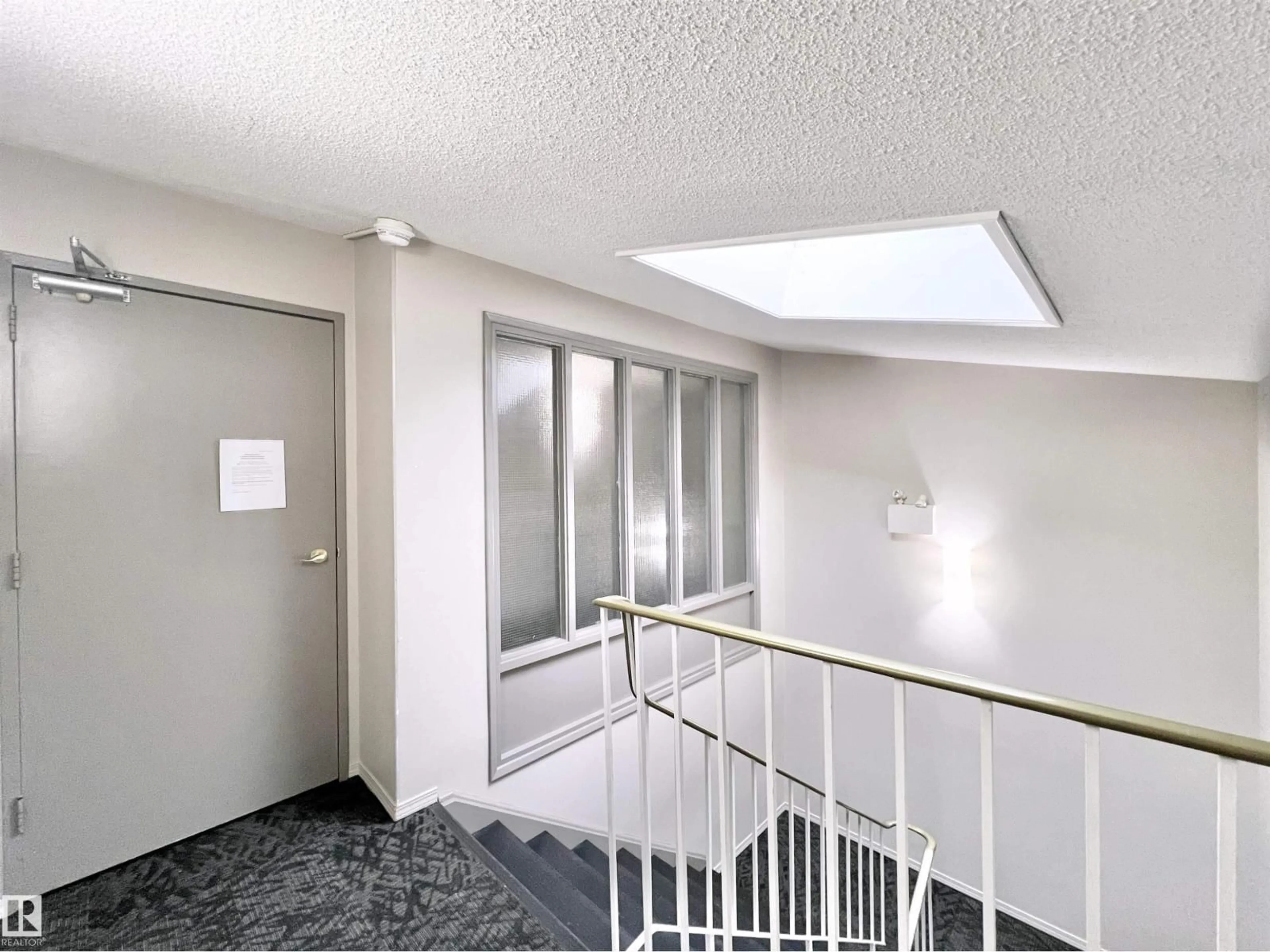 Indoor foyer for #303 - 11450 40 AV, Edmonton Alberta T6J0R5