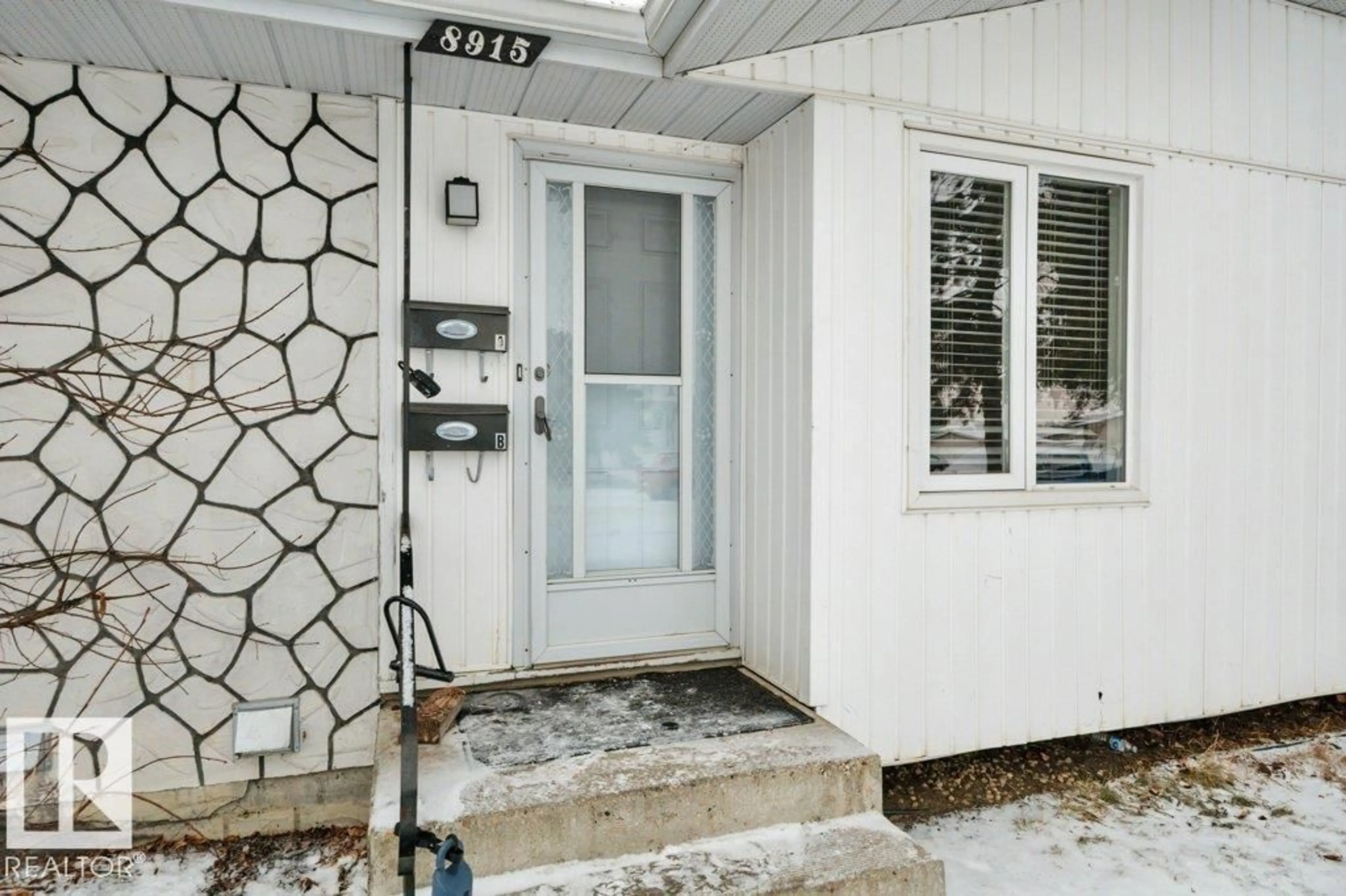 Indoor entryway for 8915 138 AV, Edmonton Alberta T5E2A7