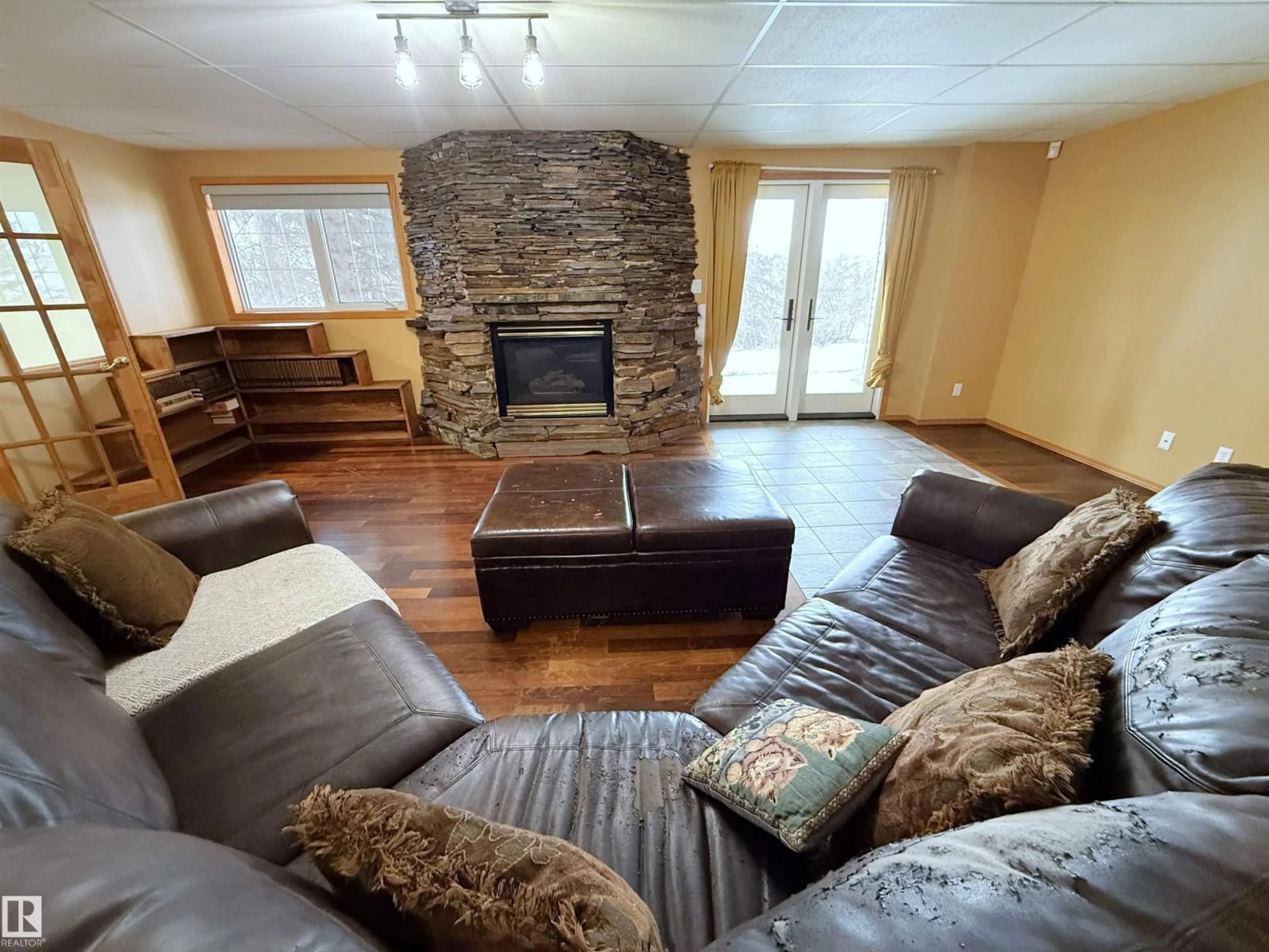 Living room with furniture, wood/laminate floor for #5 - 2022 PARKLAND DR, Rural Parkland County Alberta T7Y2S1