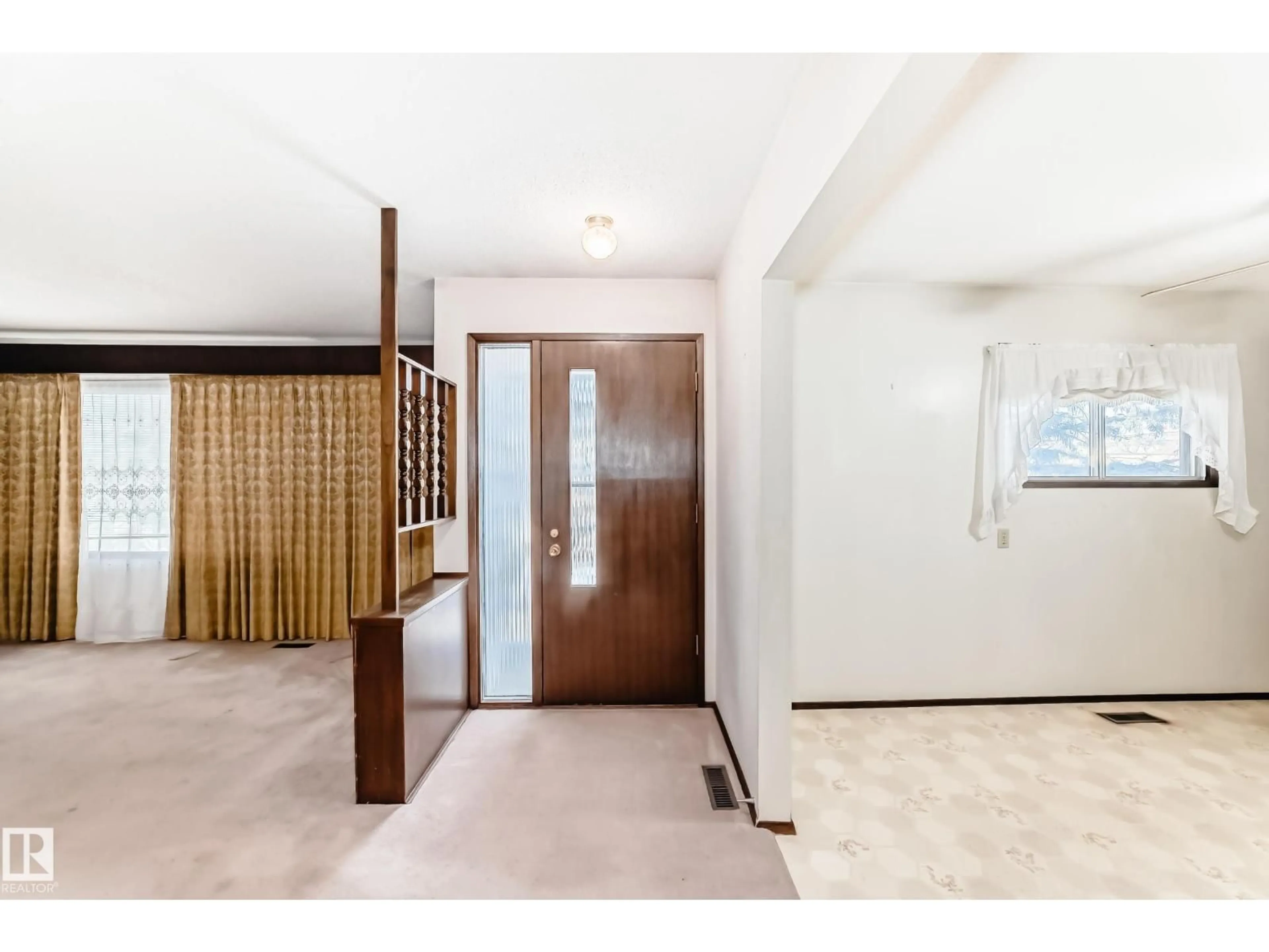 Indoor foyer for 4813 52 AV, Stony Plain Alberta T7Z1C4