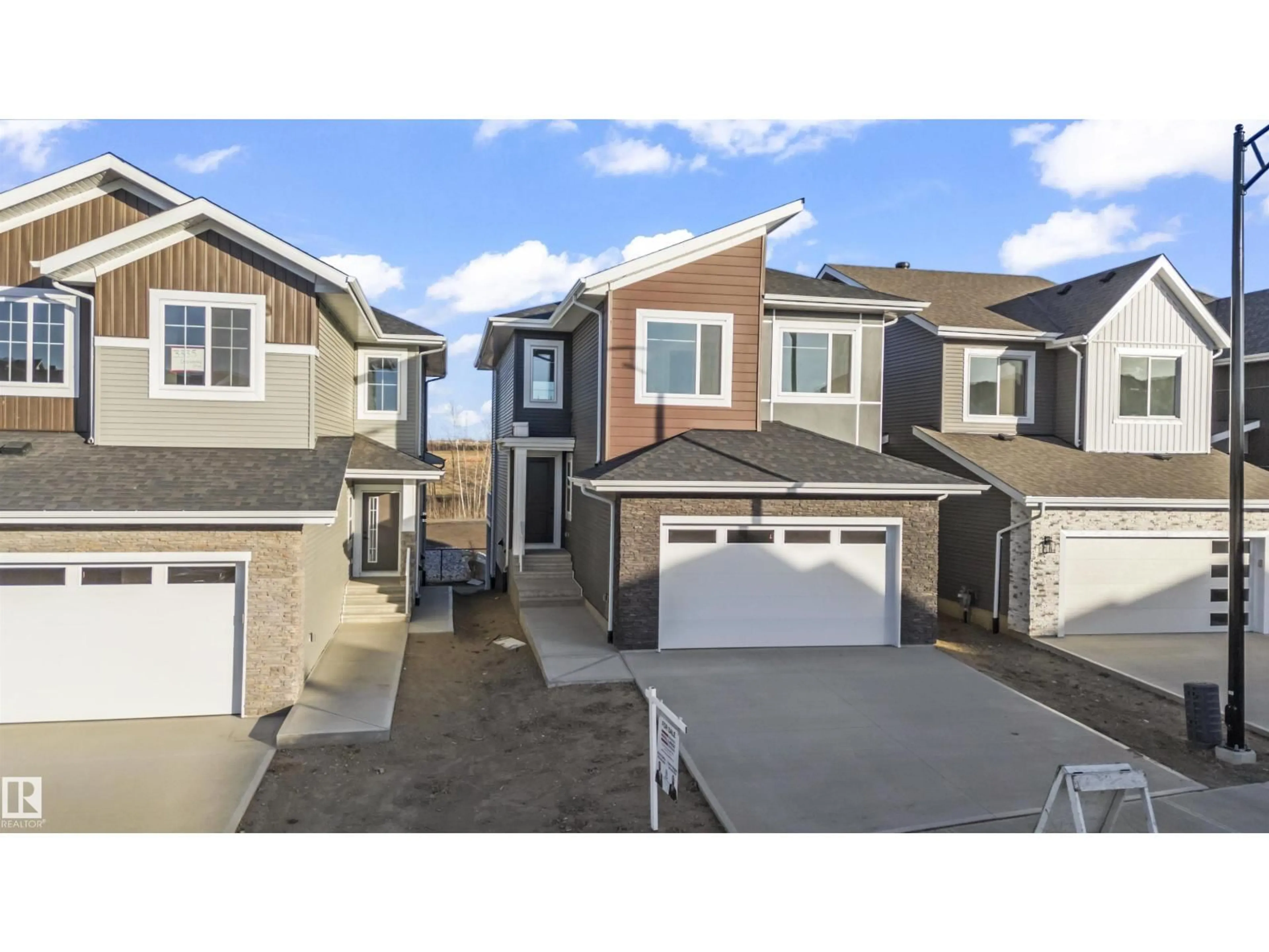 A pic from outside/outdoor area/front of a property/back of a property/a pic from drone, street for 3333 CHICKADEE DR, Edmonton Alberta T5S0V6