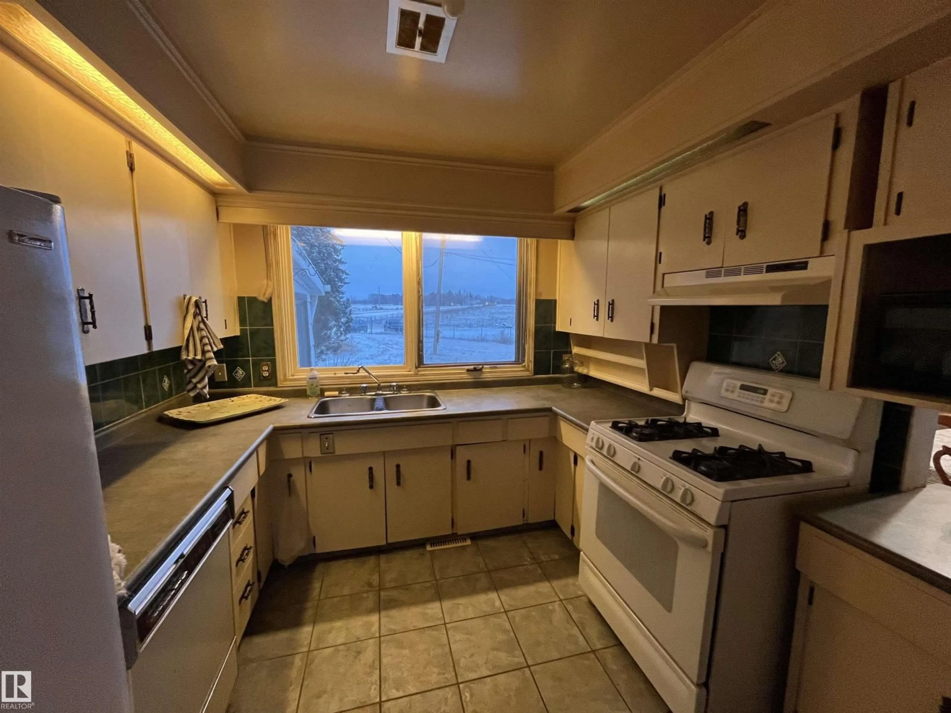 Standard kitchen, unknown for 23107 TWP ROAD 564, Rural Sturgeon County Alberta T0A1N0
