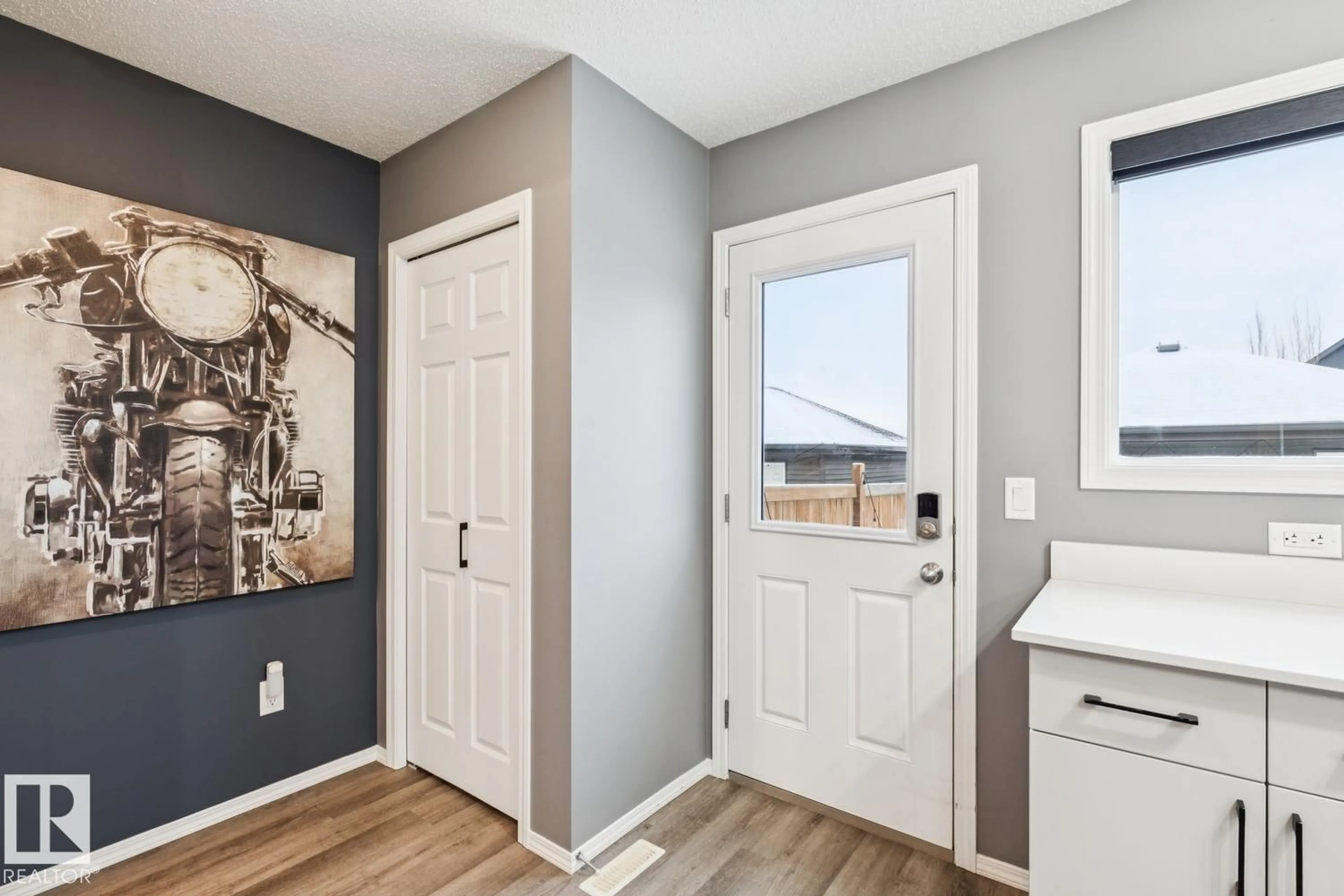 Indoor entryway for 2095 GRAYDON HILL CR, Edmonton Alberta T6W4C7