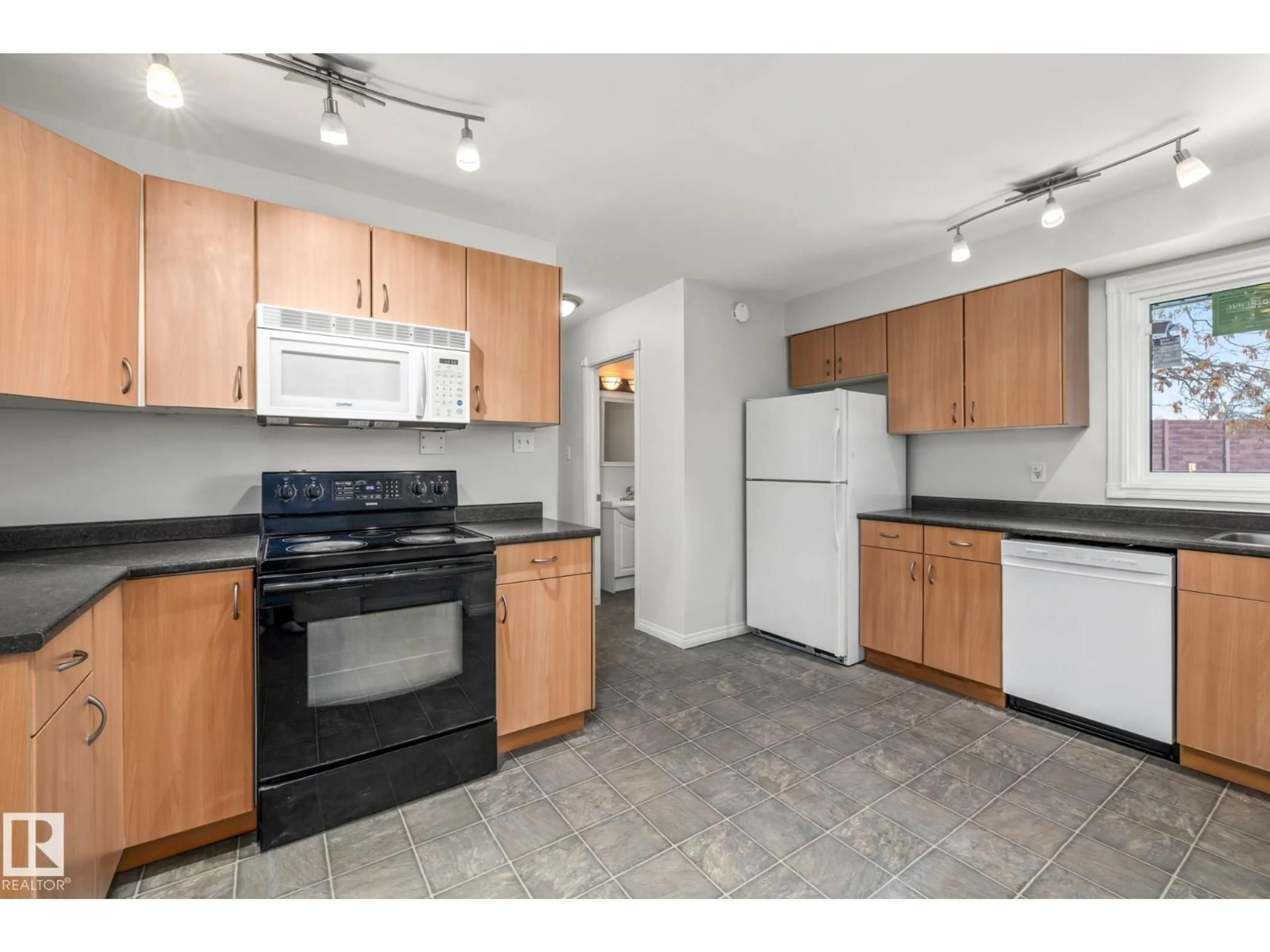 Standard kitchen, unknown for 145B ROYAL RD, Edmonton Alberta T6J2E7