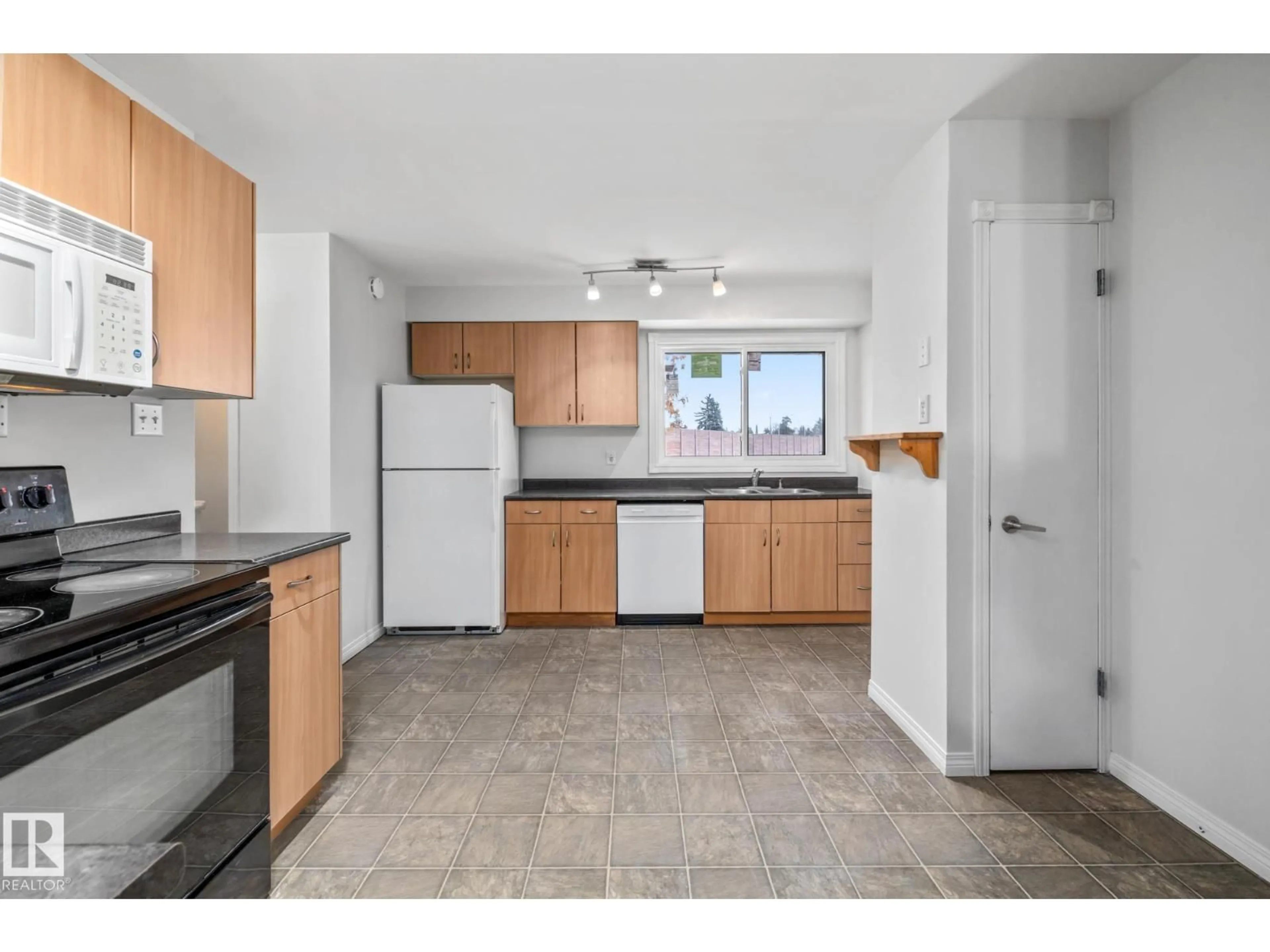 Standard kitchen, unknown for 145B ROYAL RD, Edmonton Alberta T6J2E7