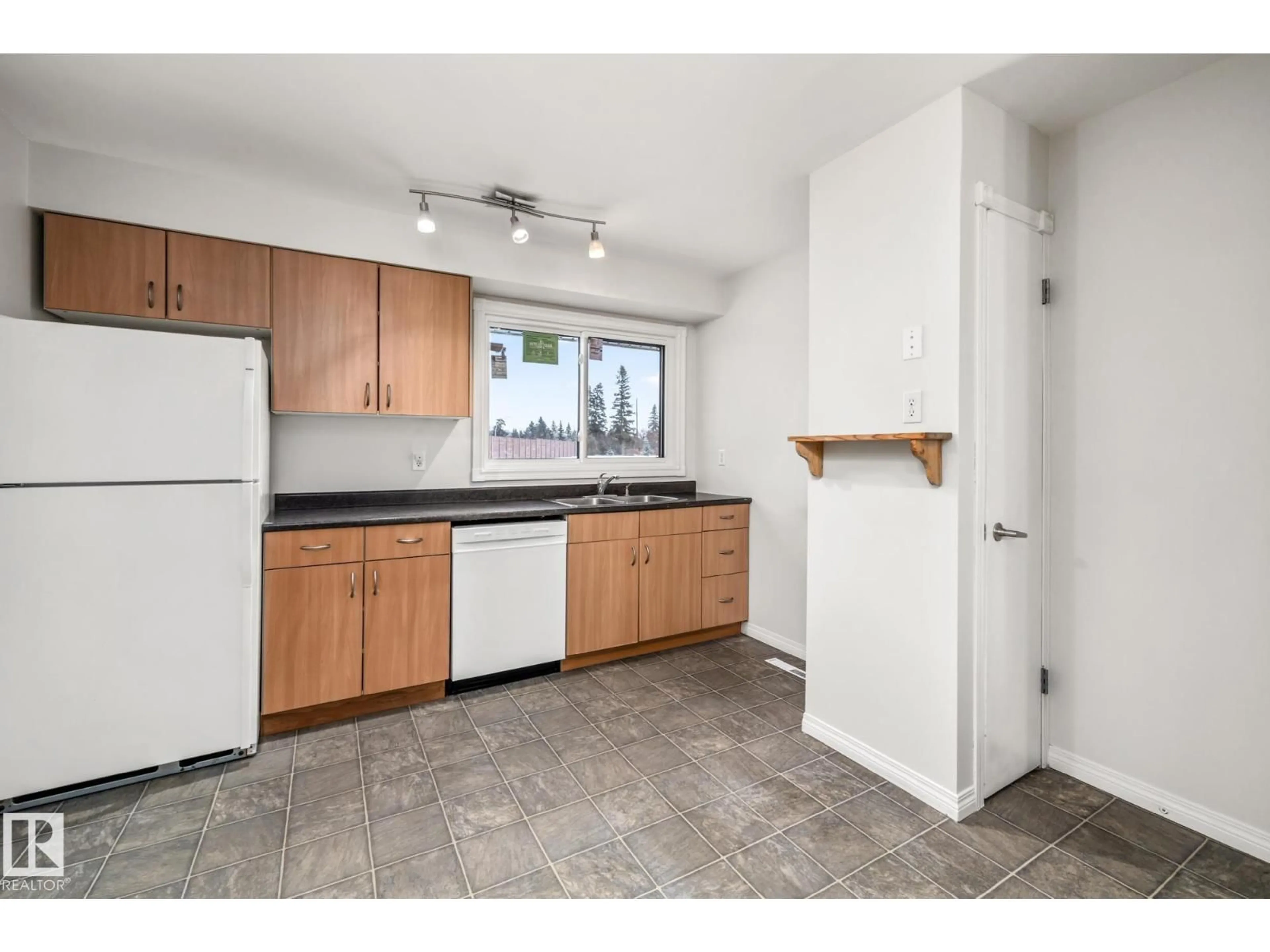 Standard kitchen, unknown for 145B ROYAL RD, Edmonton Alberta T6J2E7