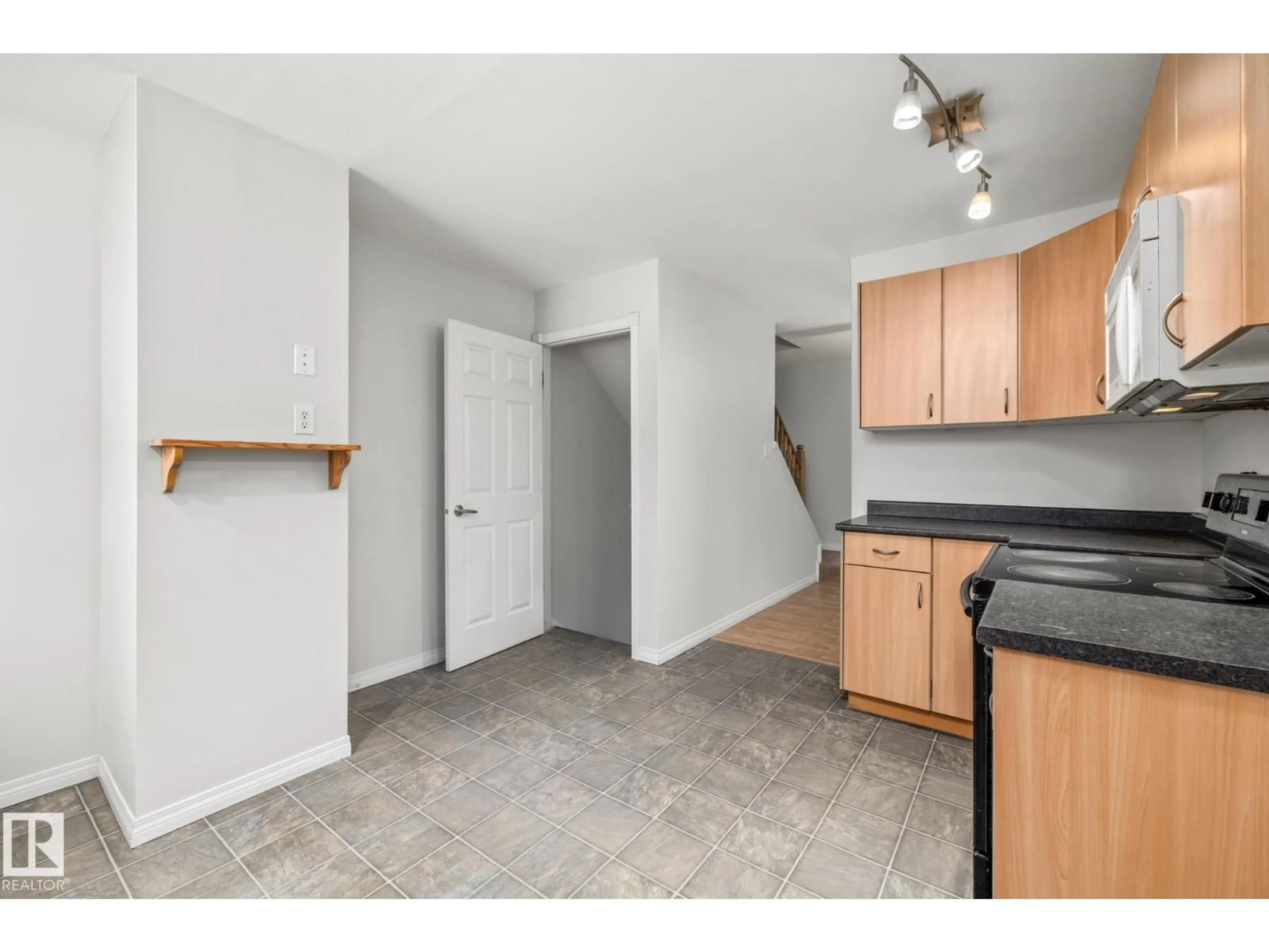 Standard kitchen, unknown for 145B ROYAL RD, Edmonton Alberta T6J2E7