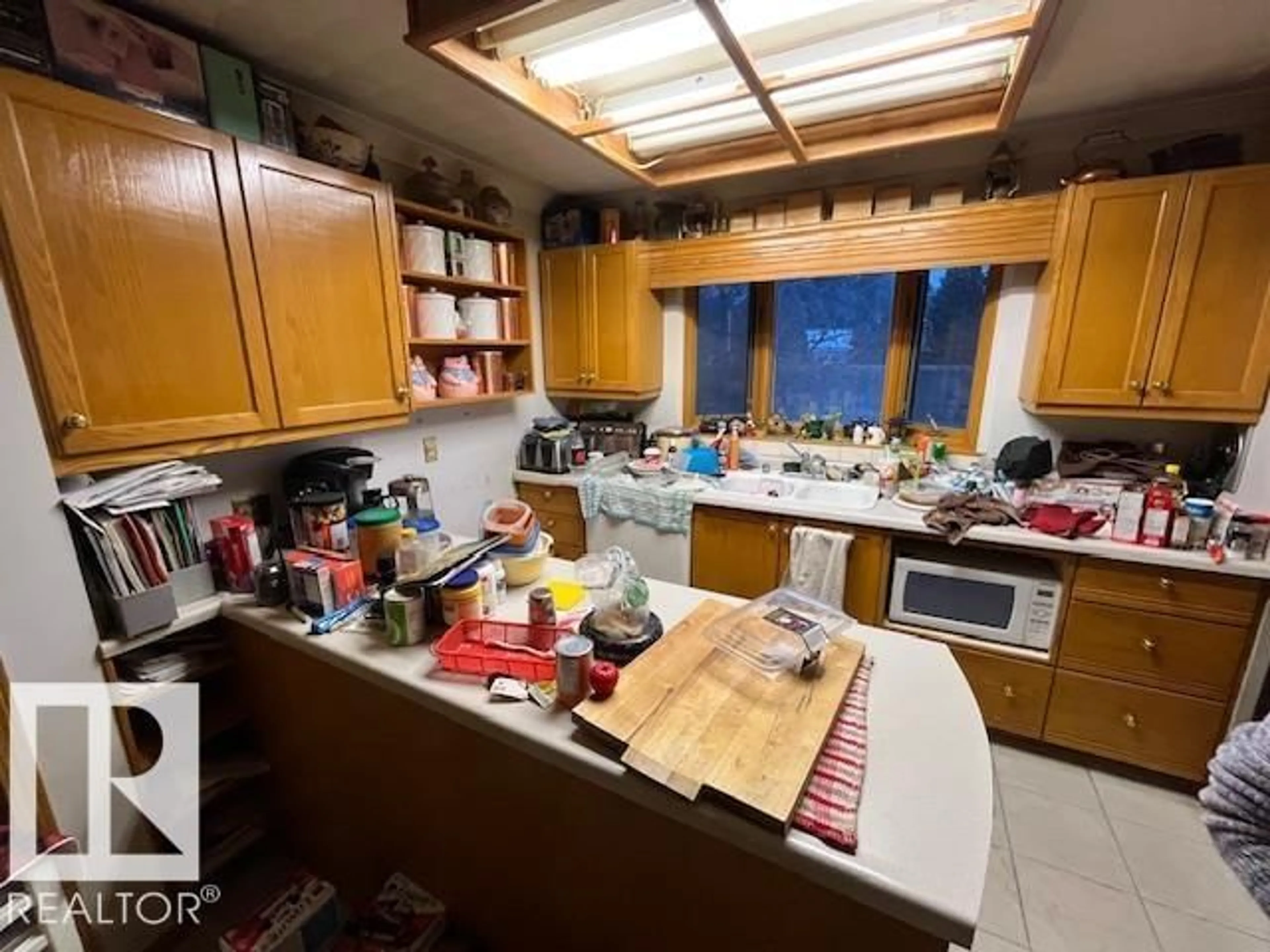 Standard kitchen, unknown for 10427 28 AV, Edmonton Alberta T6J4A2