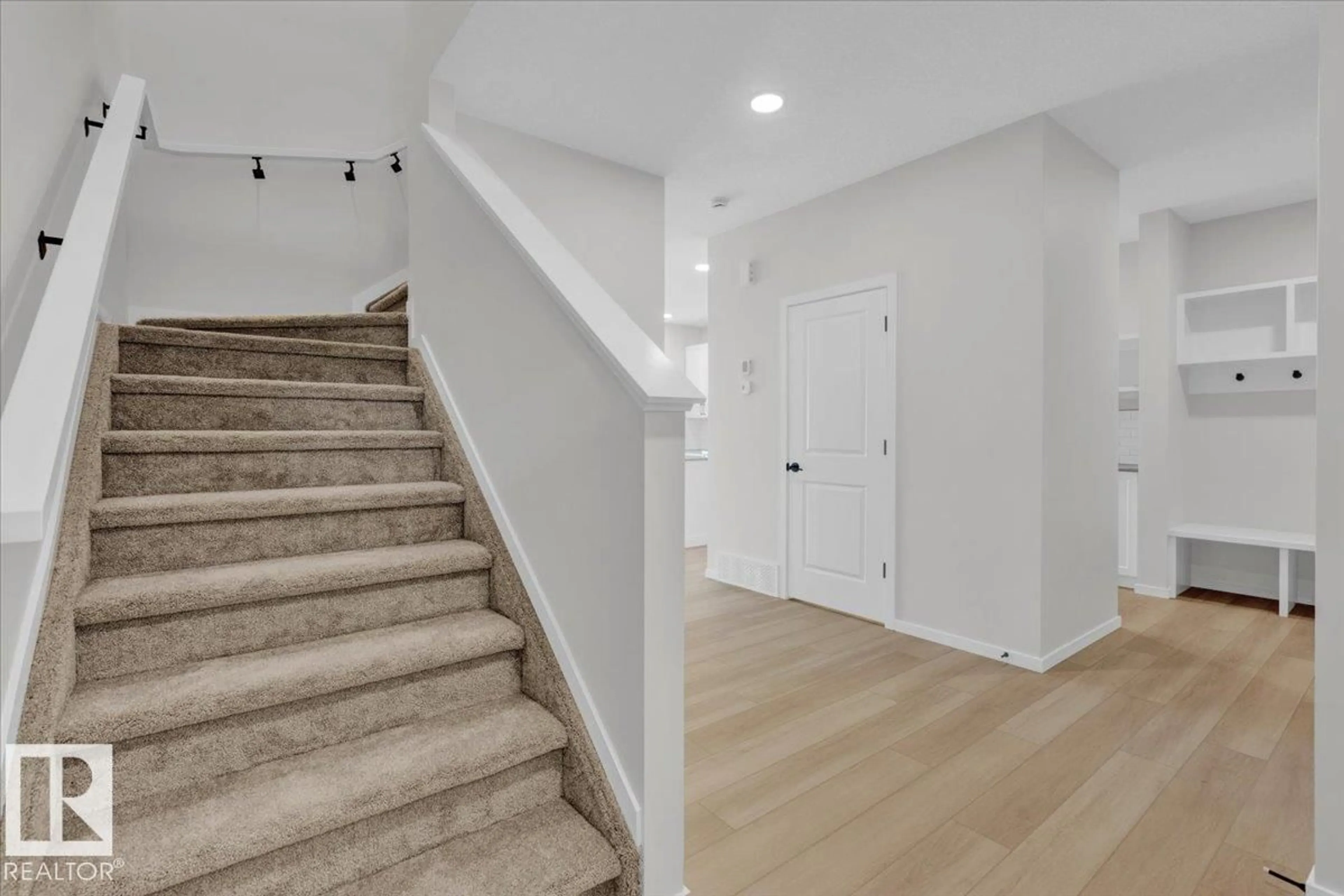 Indoor entryway for 1142 SOUTH CREEK WD, Stony Plain Alberta T7Z0J9