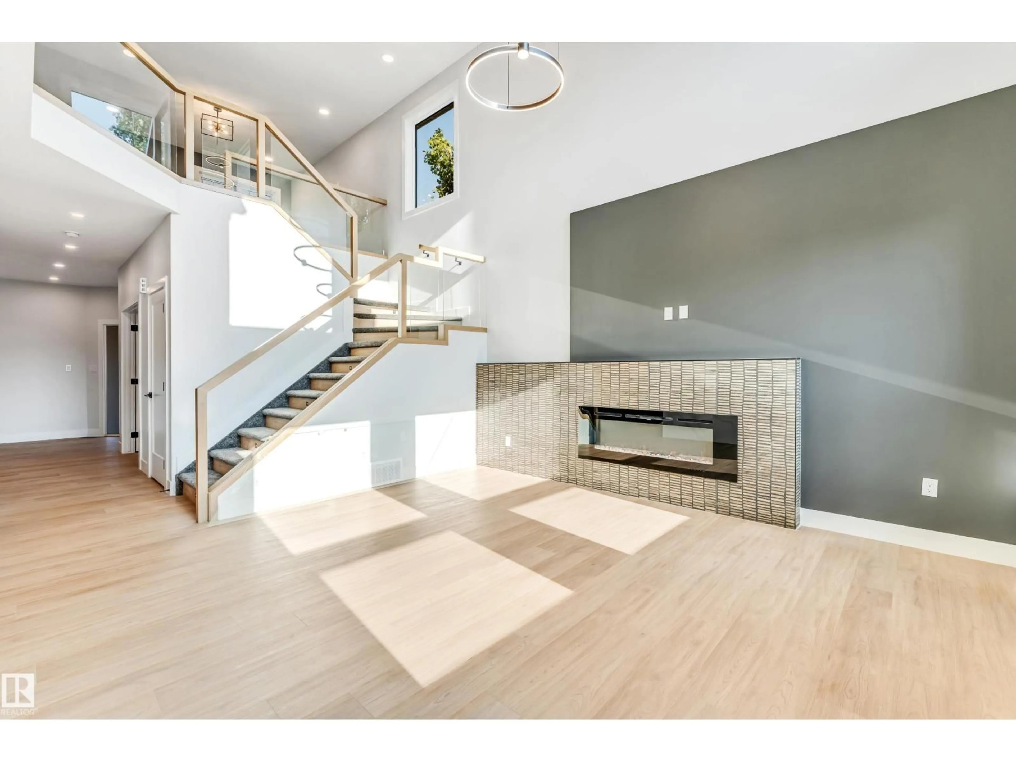 Indoor foyer for 1 HORIZON LI, Spruce Grove Alberta T7X0X5