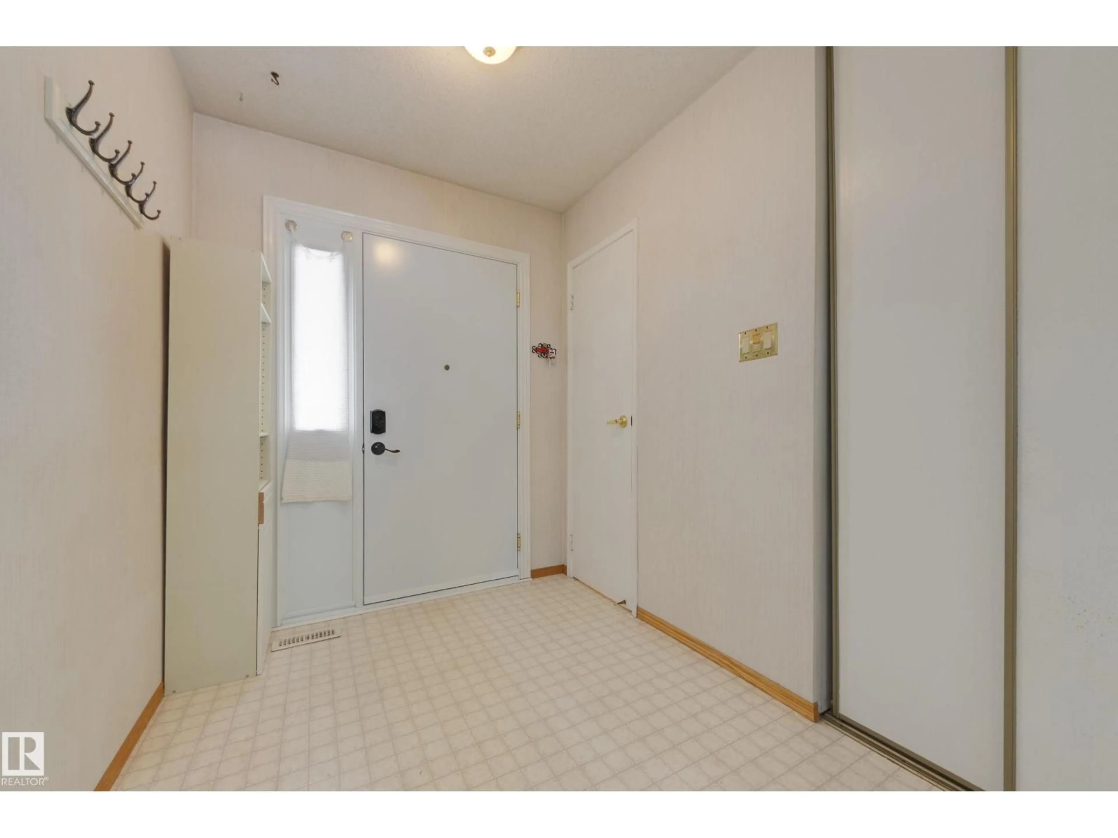 Indoor entryway for 13449 40 ST, Edmonton Alberta T5A3L9