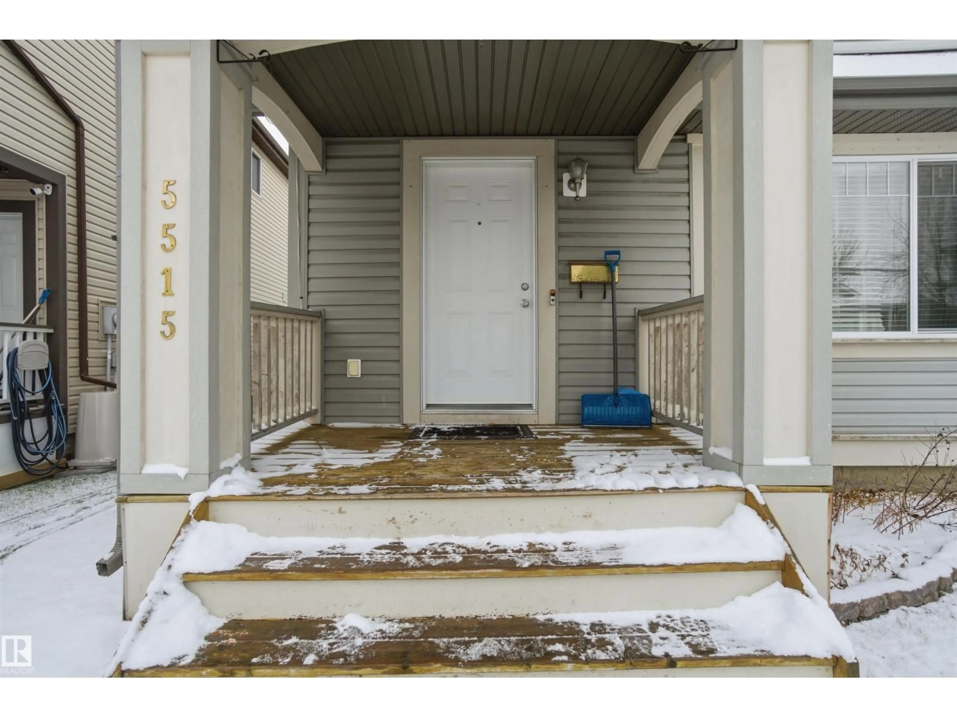 Indoor entryway for 5515 STEVENS CR, Edmonton Alberta T6R3R4