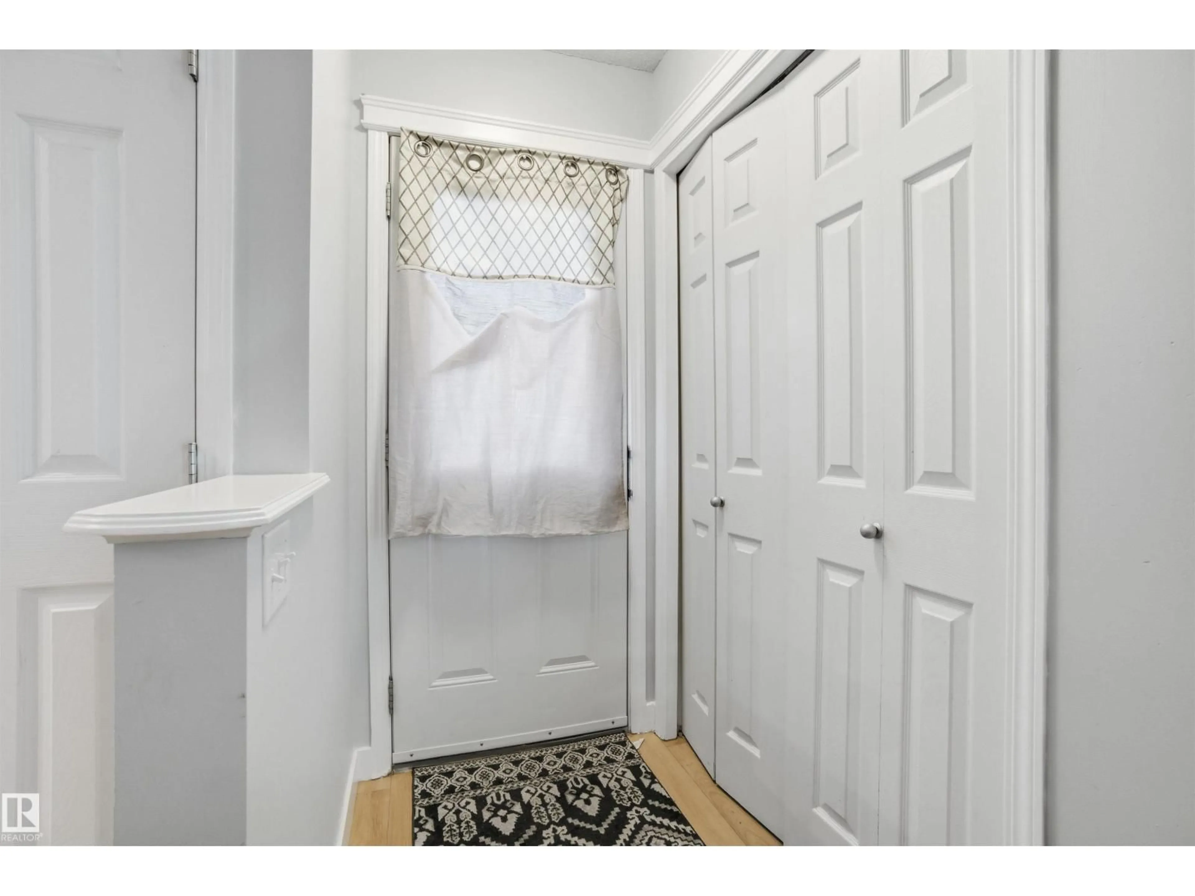 Indoor entryway for 5515 STEVENS CR, Edmonton Alberta T6R3R4