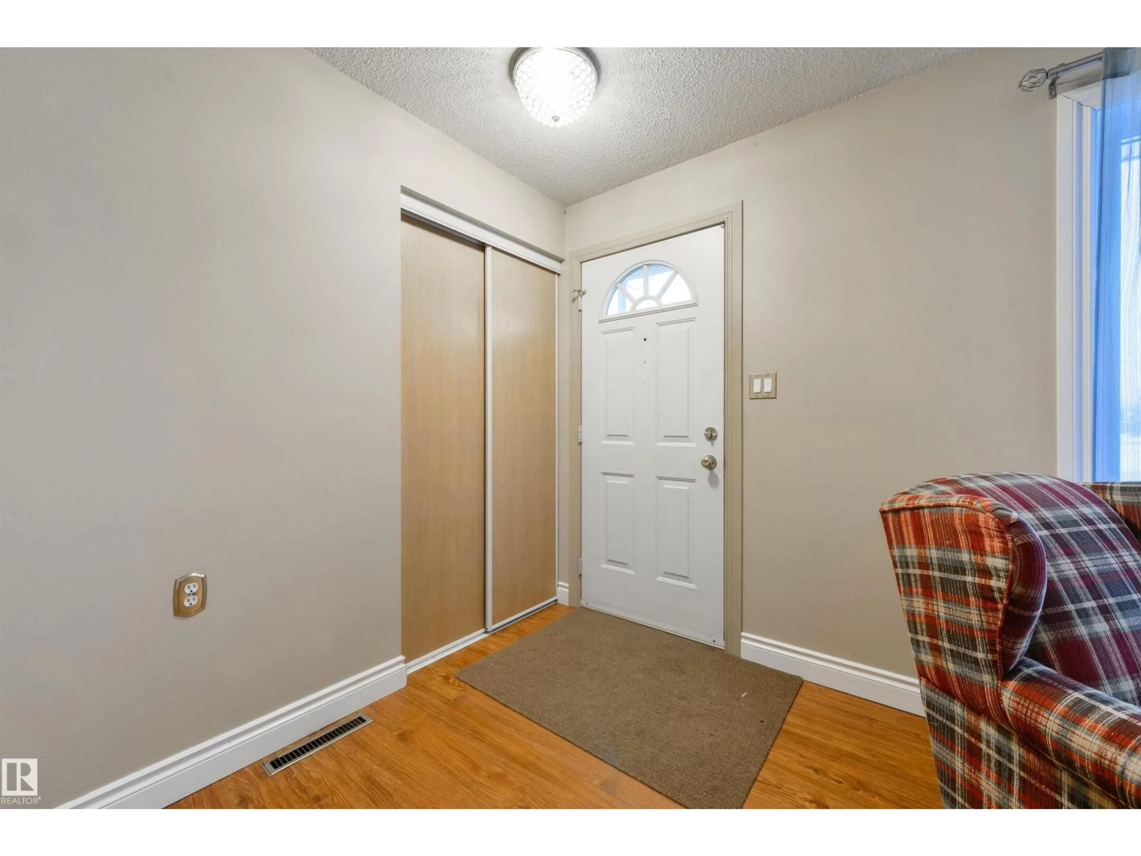 Indoor entryway for 13420 60 ST, Edmonton Alberta T5A0S6