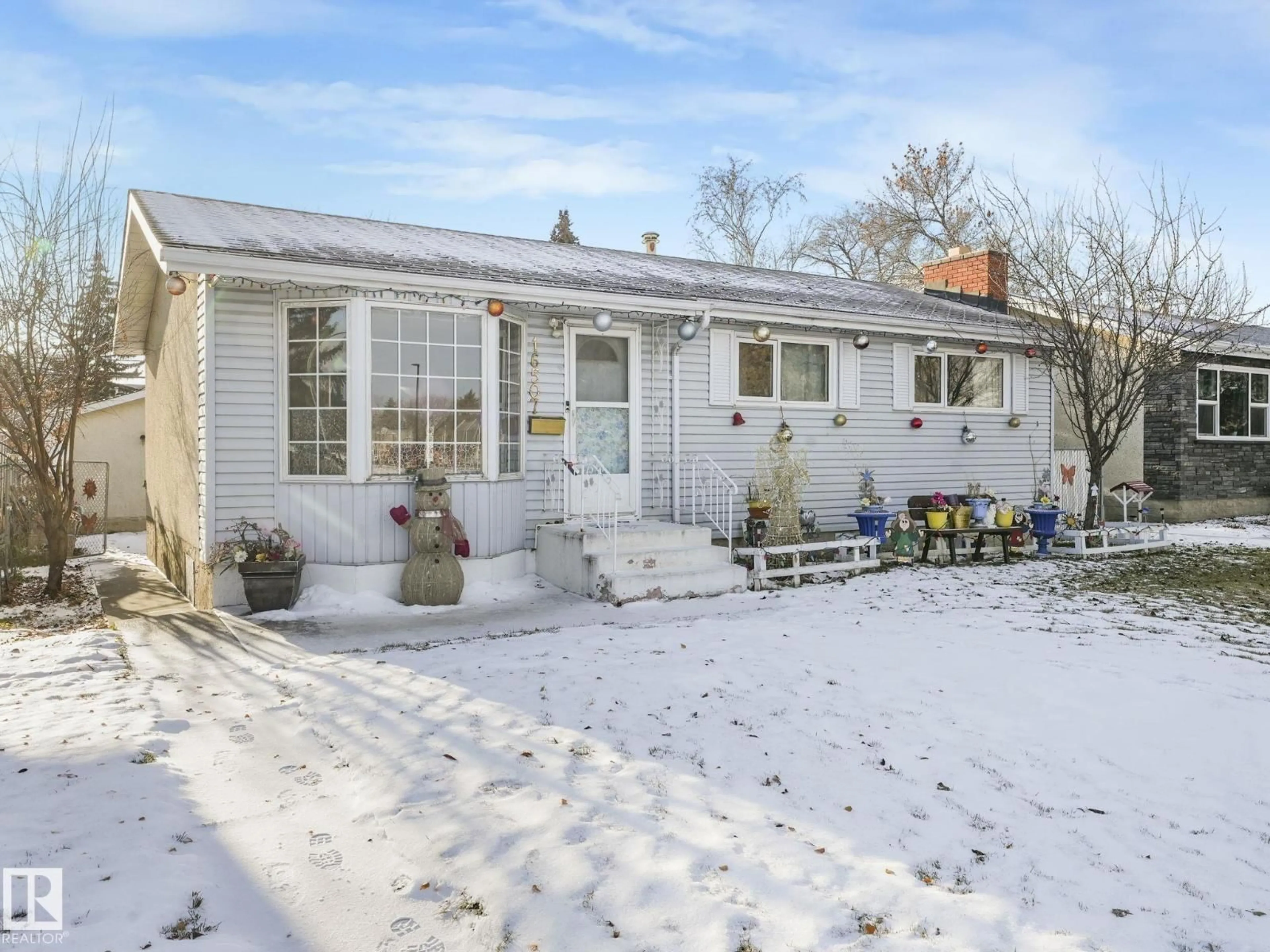 Home with vinyl exterior material, street for 16507 91 AV, Edmonton Alberta T5R5A3