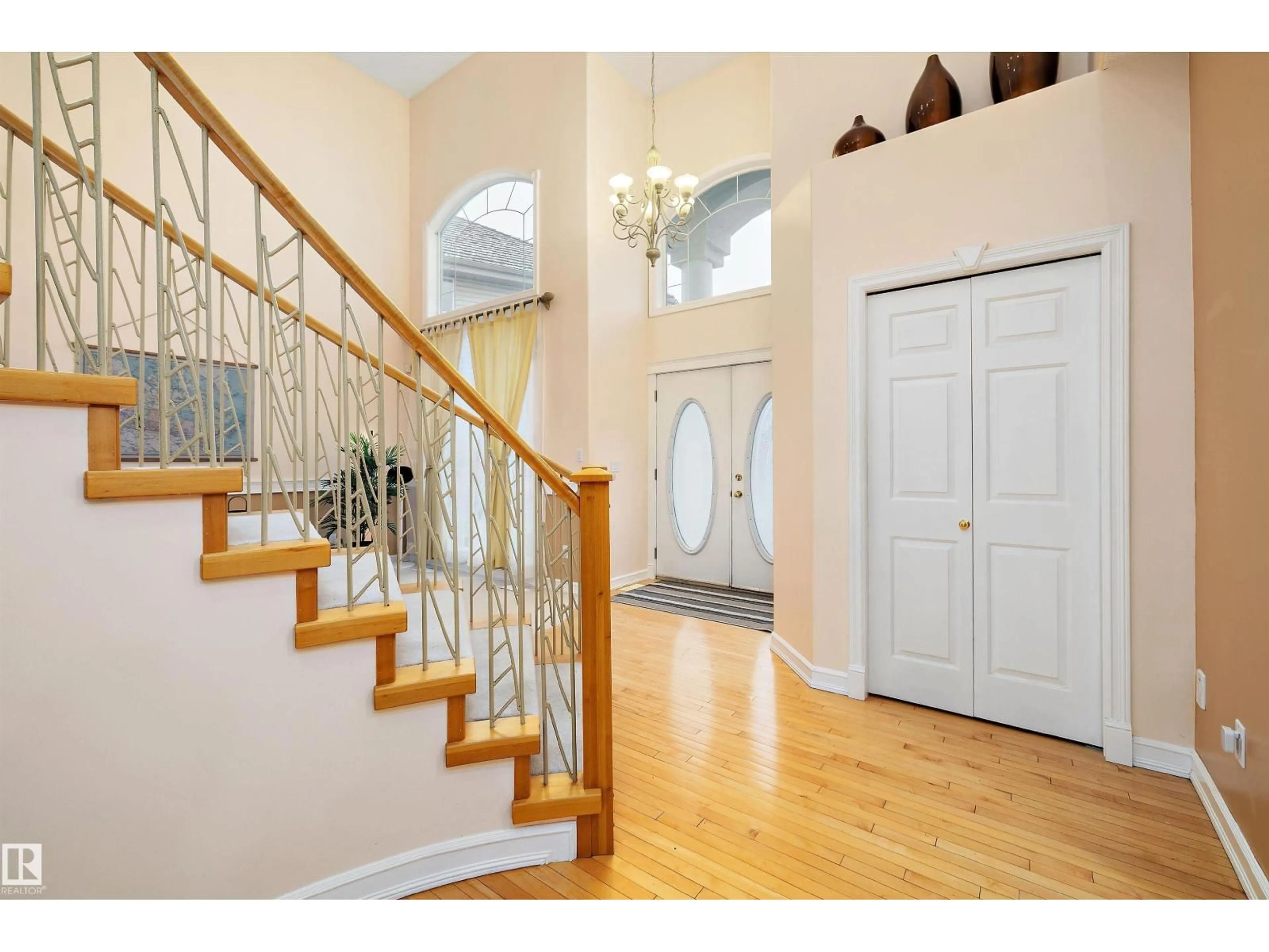 Indoor foyer for 318 DARLINGTON CR, Edmonton Alberta T6M2R9