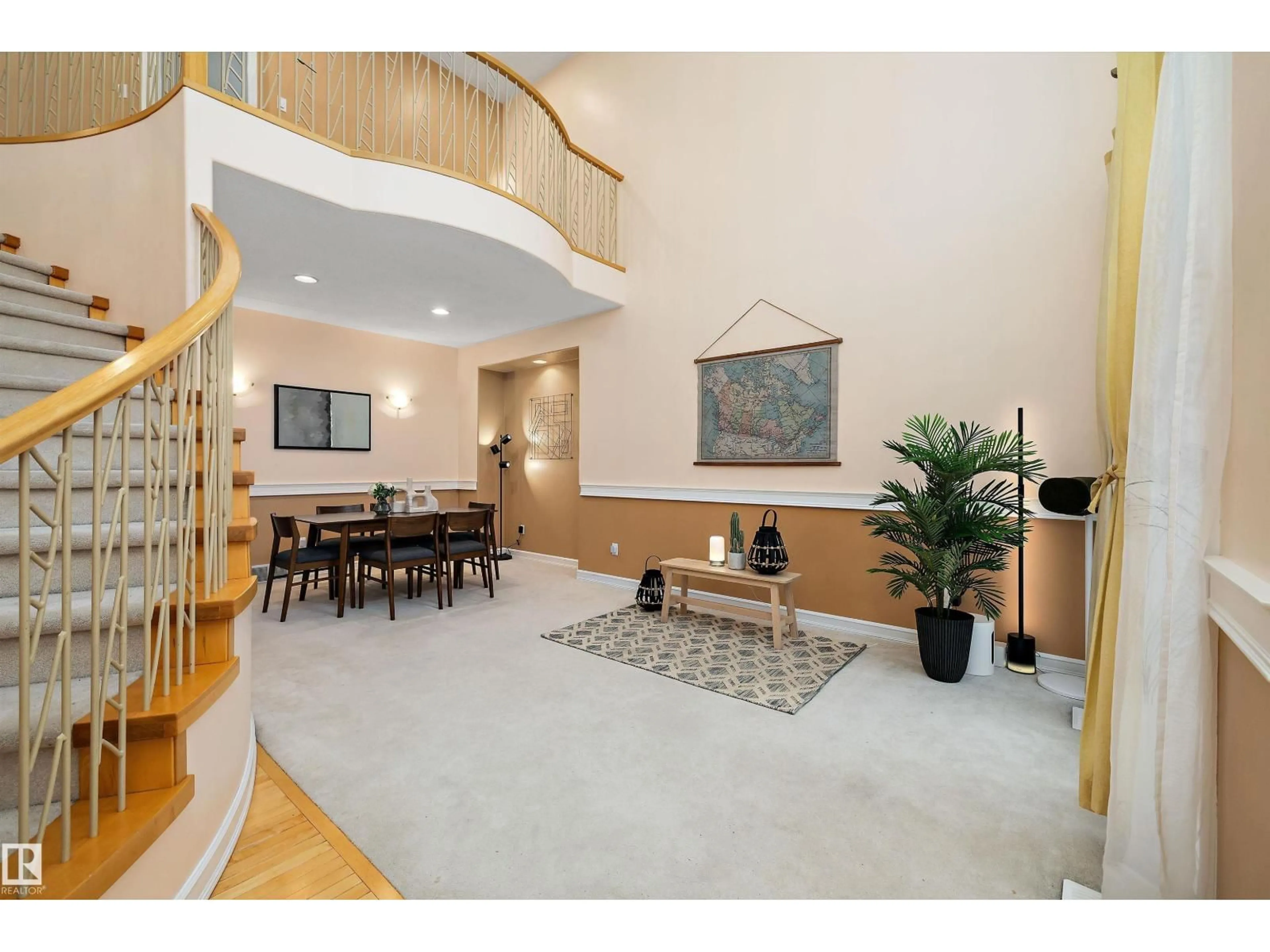 Indoor foyer for 318 DARLINGTON CR, Edmonton Alberta T6M2R9