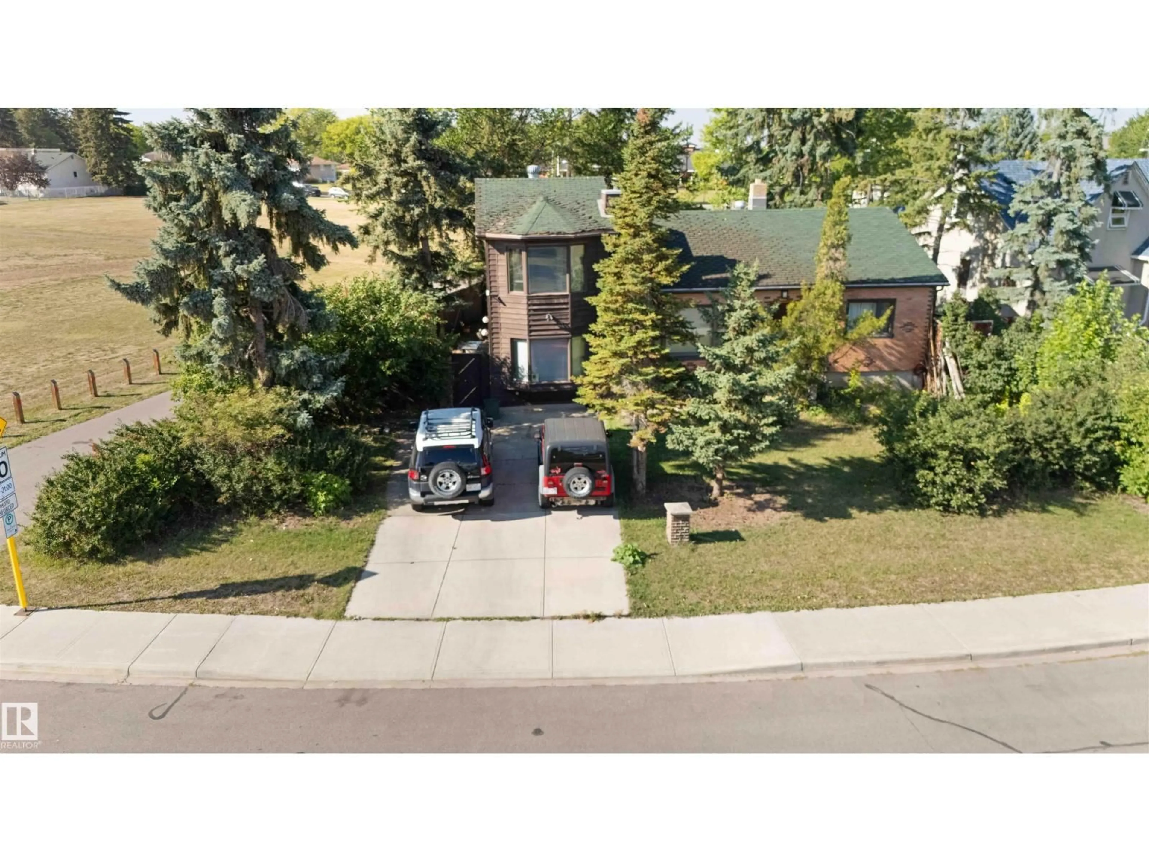 A pic from outside/outdoor area/front of a property/back of a property/a pic from drone, street for 11026 110 AV NW, Edmonton Alberta T5H1H9