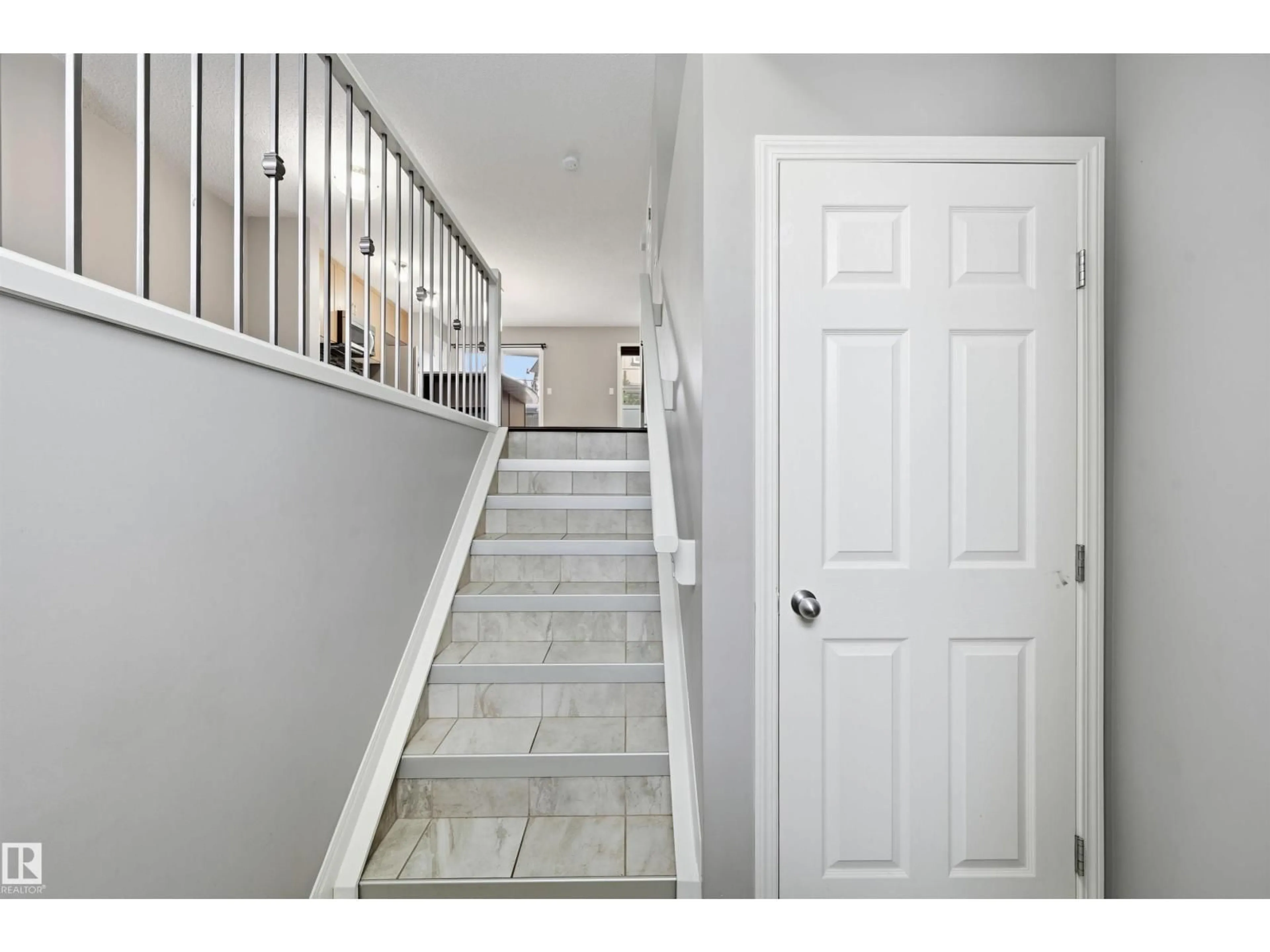 Indoor entryway for 4033 ORCHARDS DR, Edmonton Alberta T6X1V2