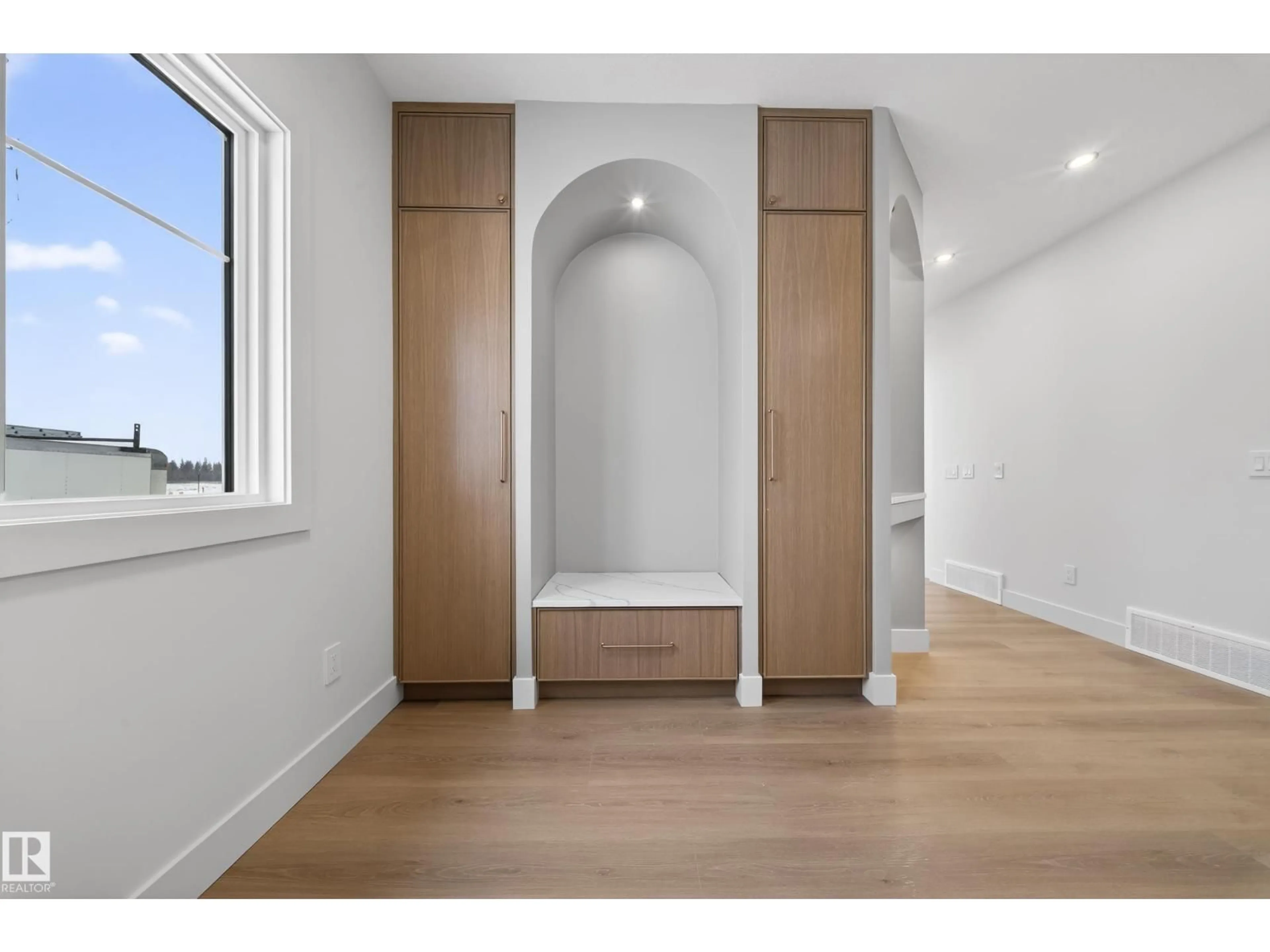 Indoor entryway for 8924 MAYDAY WAY SW, Edmonton Alberta T6X3E9