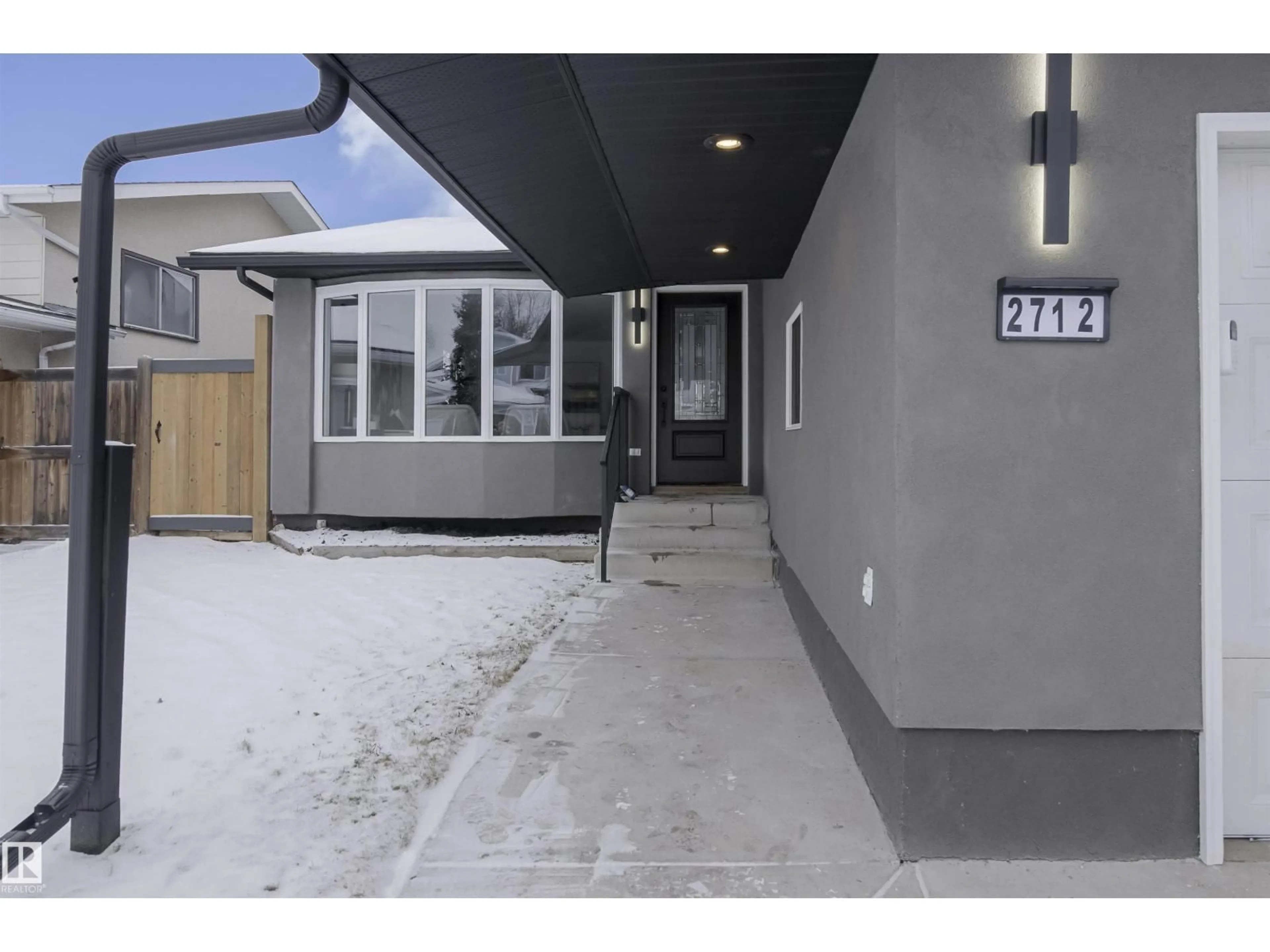 Indoor entryway for 2712 41 ST, Edmonton Alberta T6L4H1
